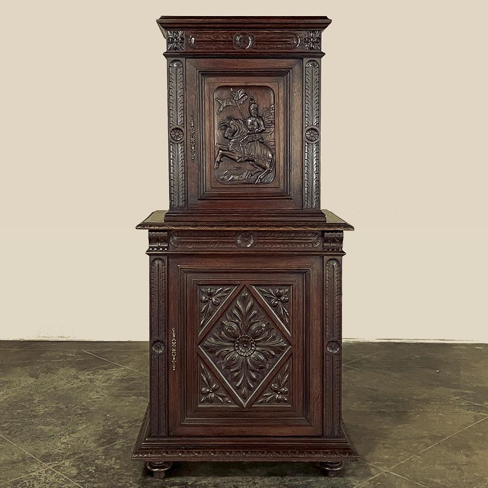 L'armadio a due piani del XIX secolo del Rinascimento francese sarà un'ottima aggiunta al tuo arredamento maschile.  Realizzato a mano in rovere massiccio, presenta un'architettura di ispirazione neoclassica con un piano superiore di dimensioni