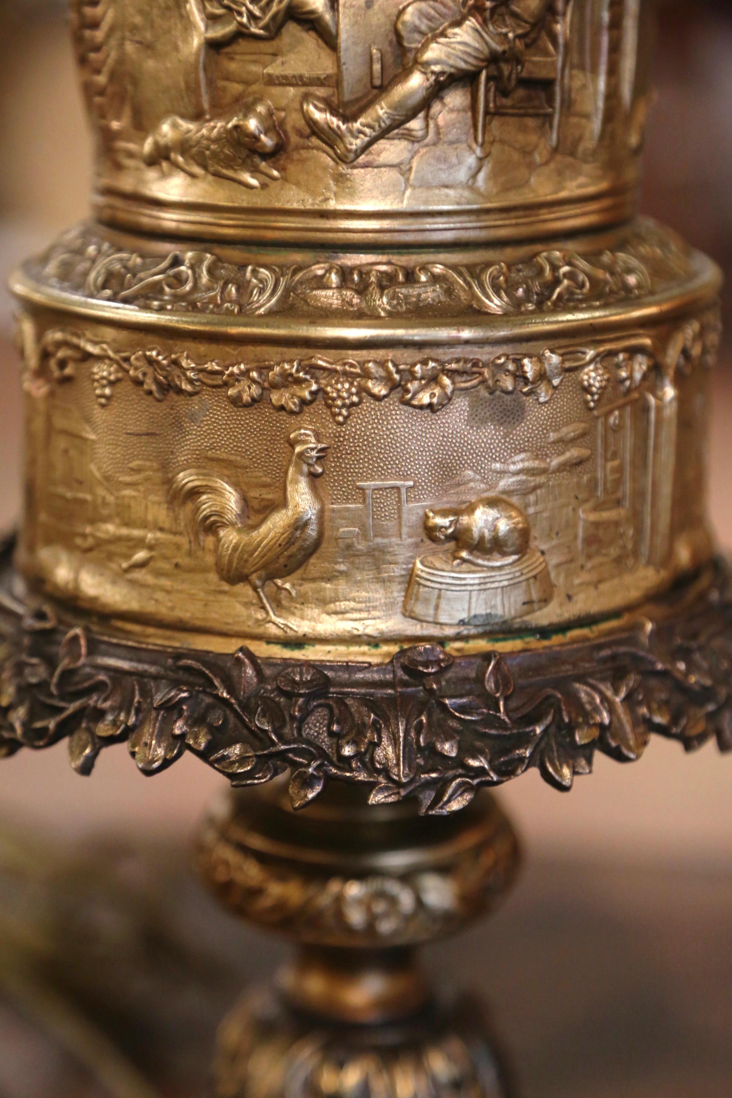  Lampe de table française du 19ème siècle en laiton repoussé avec scènes de taverne  en vente 2