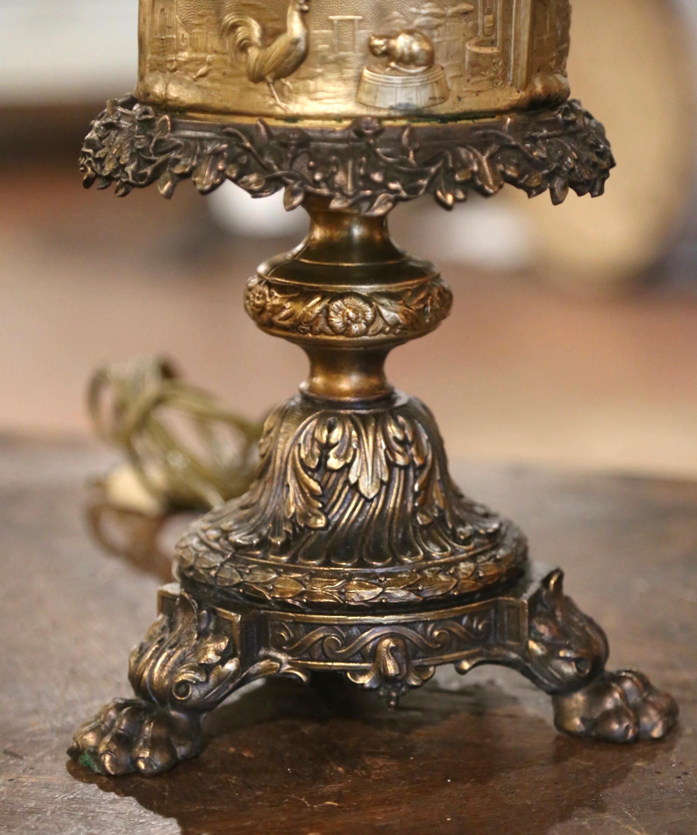  Lampe de table française du 19ème siècle en laiton repoussé avec scènes de taverne  en vente 3