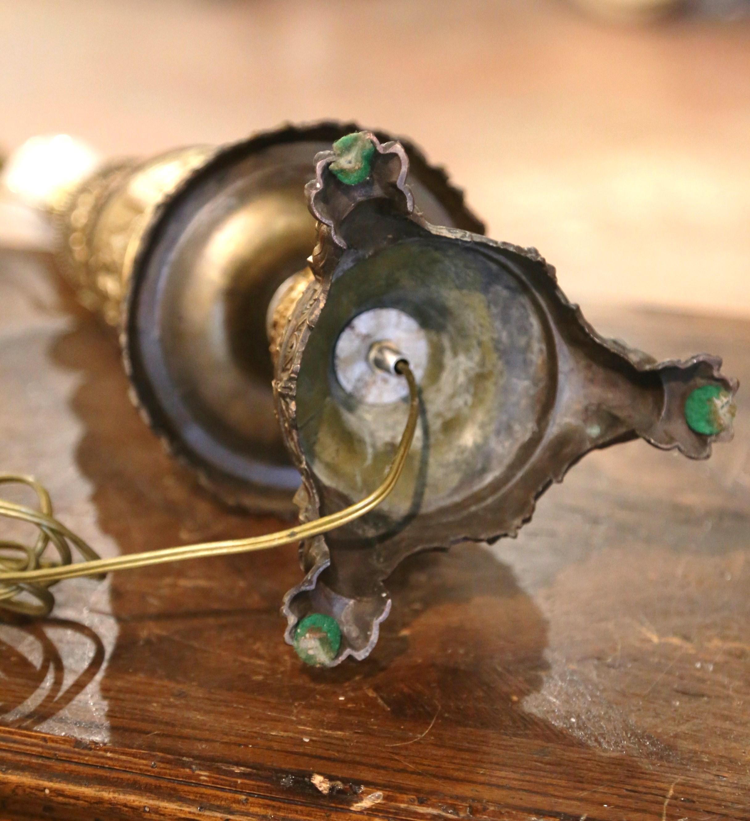  Lampe de table française du 19ème siècle en laiton repoussé avec scènes de taverne  en vente 5