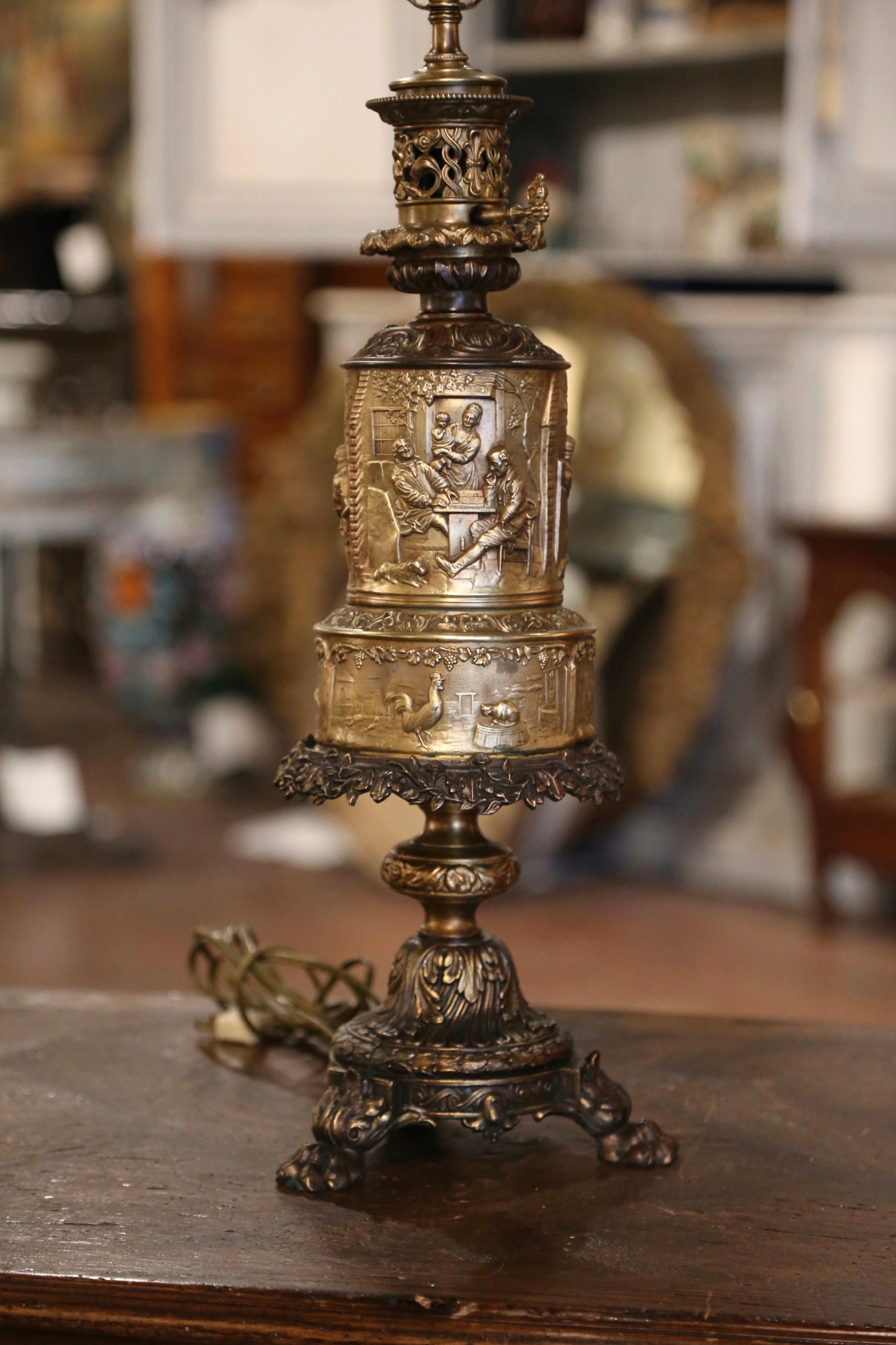 Napoléon III  Lampe de table française du 19ème siècle en laiton repoussé avec scènes de taverne  en vente
