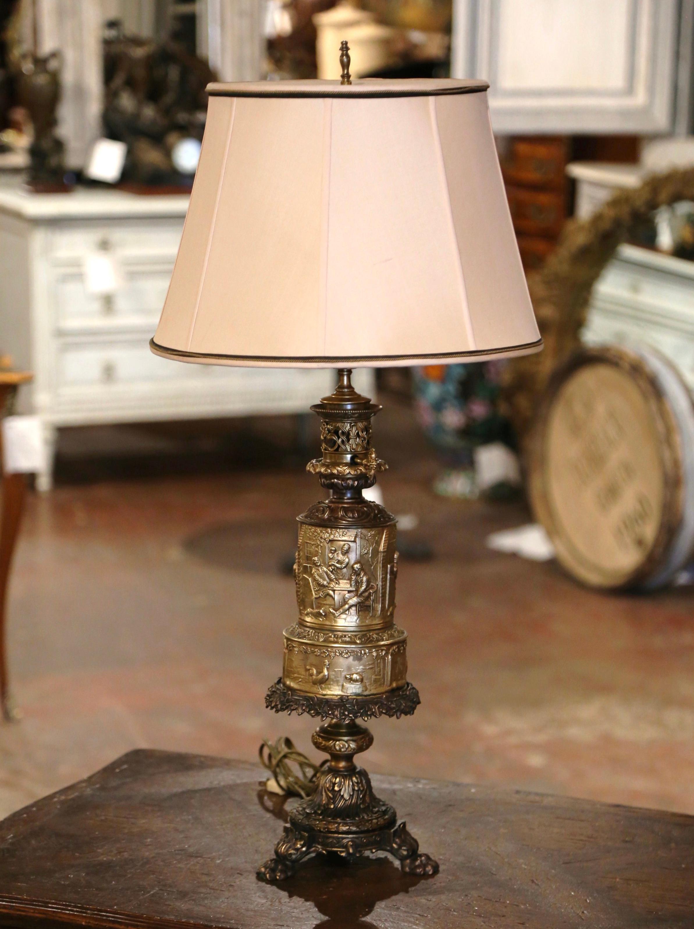 Repoussé  Lampe de table française du 19ème siècle en laiton repoussé avec scènes de taverne  en vente