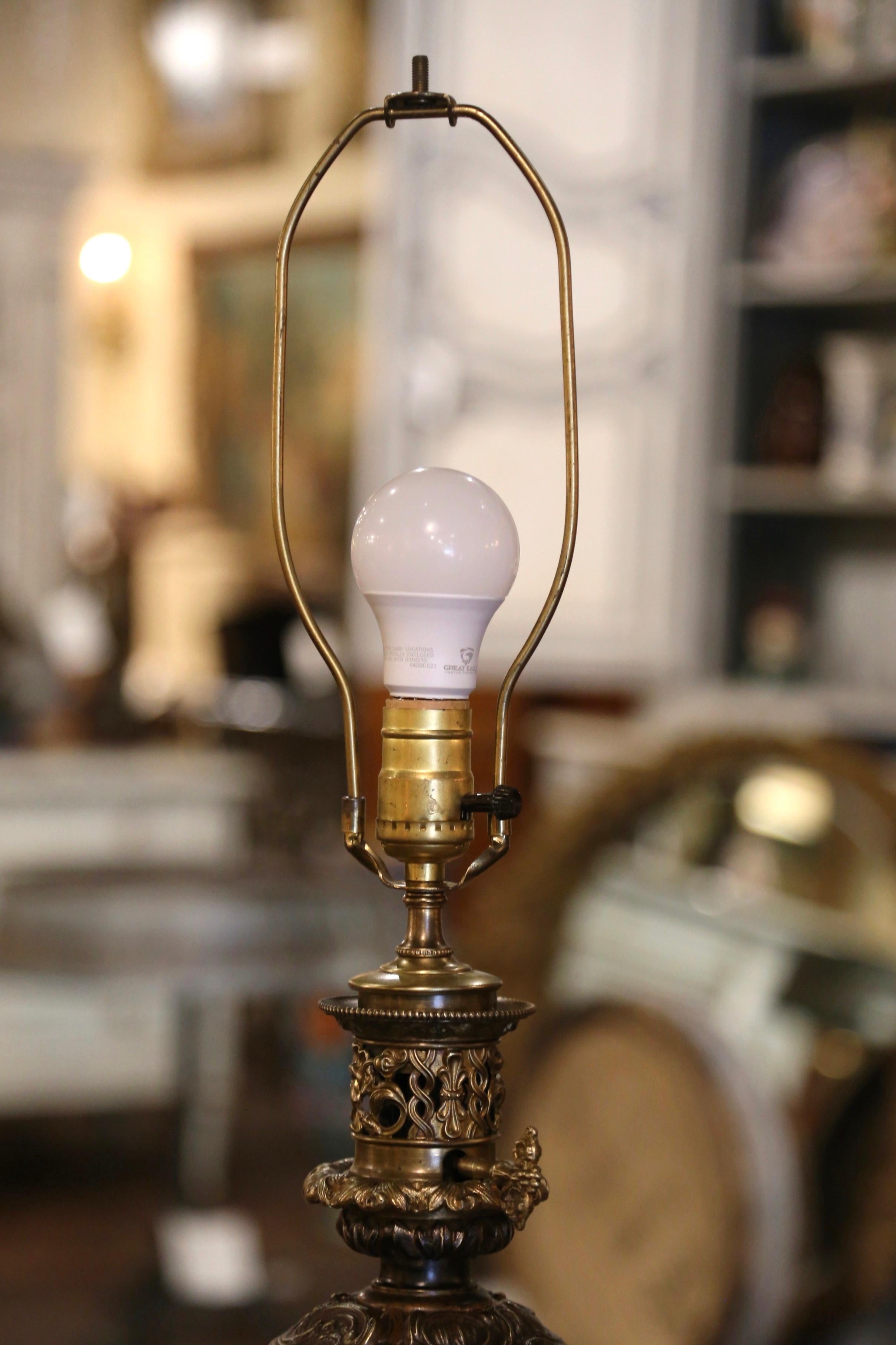 Lampe de table française du 19ème siècle en laiton repoussé avec scènes de taverne Excellent état - En vente à Dallas, TX