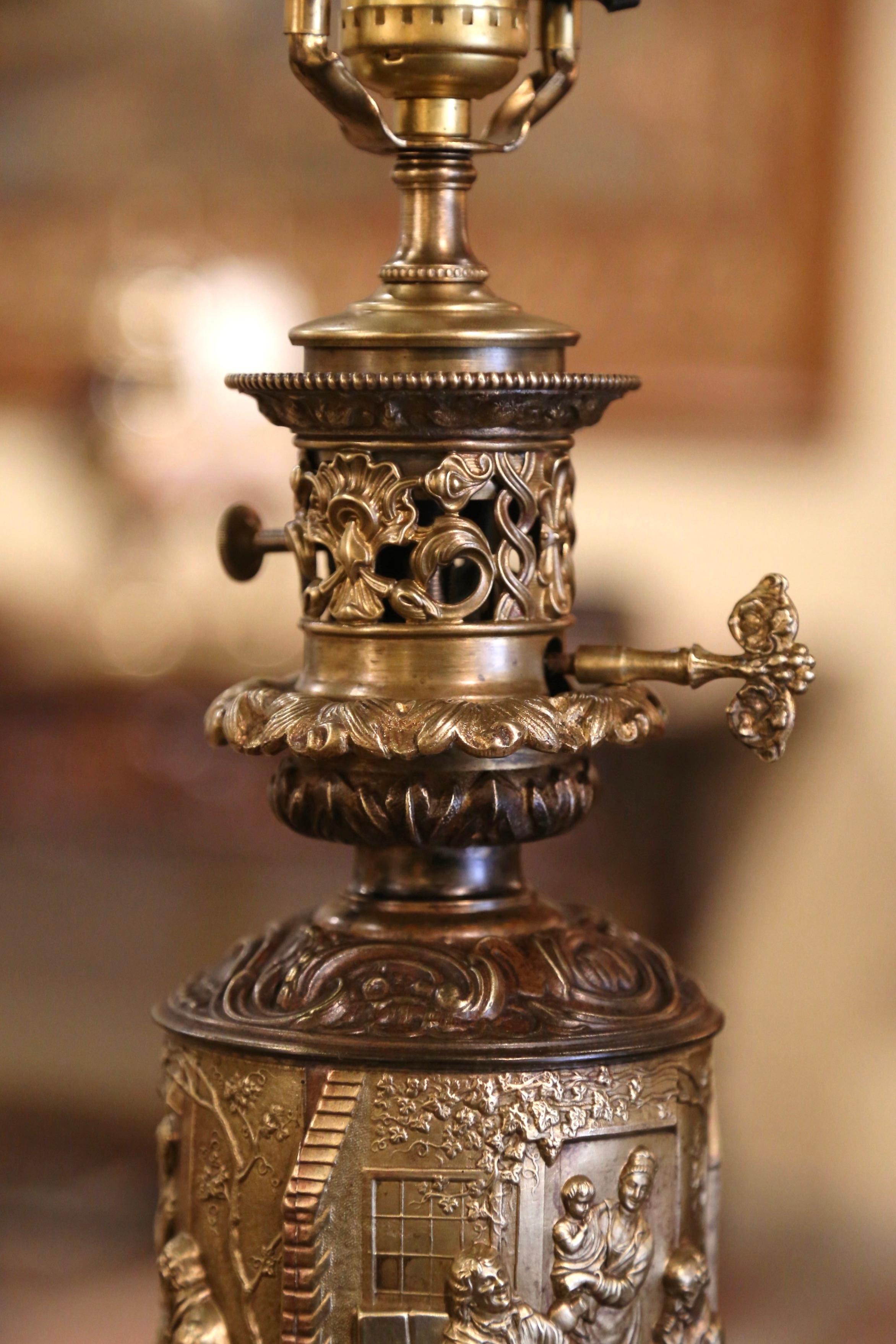 XIXe siècle  Lampe de table française du 19ème siècle en laiton repoussé avec scènes de taverne  en vente