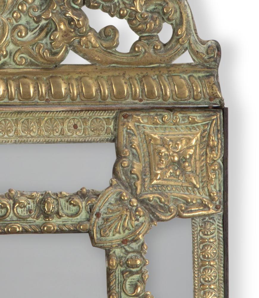 Specchio a cuscino in ottone repousse del XIX secolo. 

Con una lavorazione decorativa in ottone di grande colore. 

Le piastre dello specchio sono originali e presentano un'attraente patina antica.