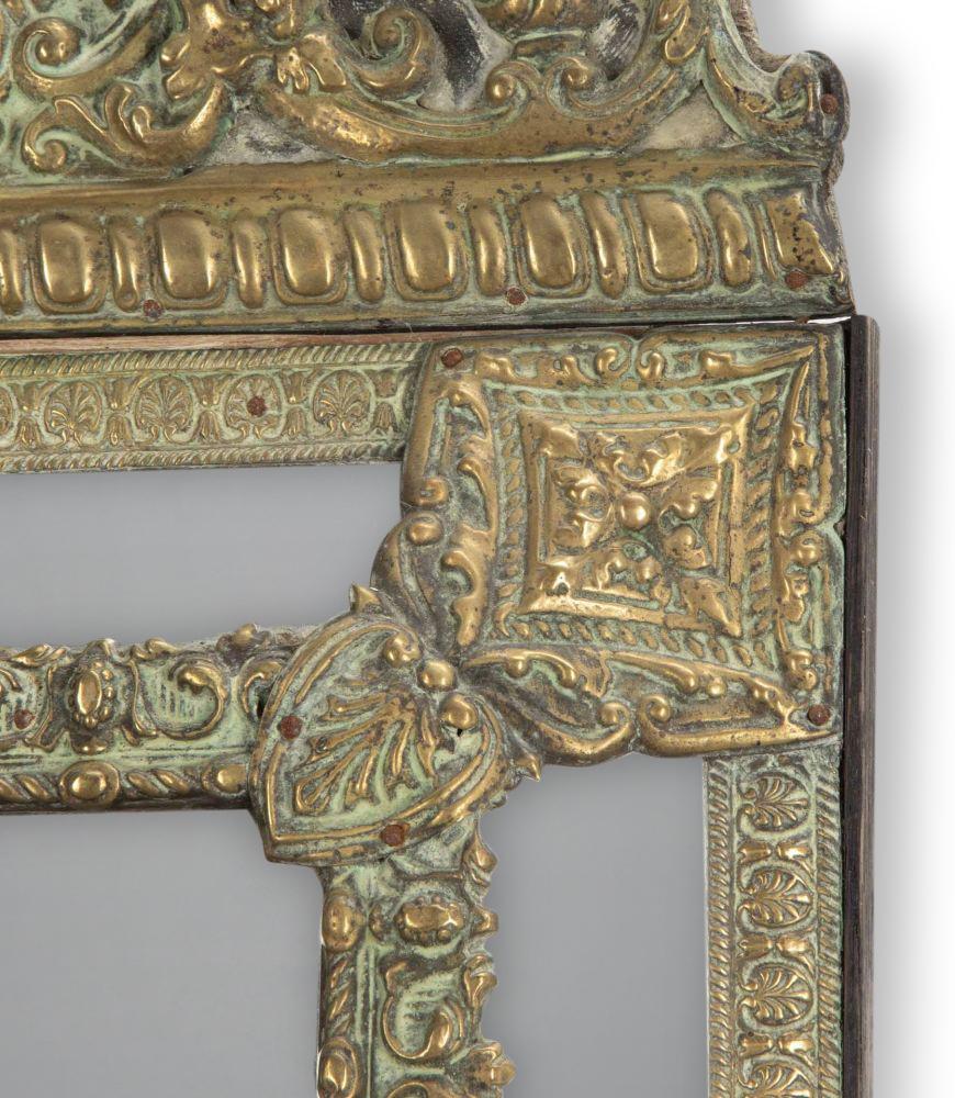 Francese Specchio a cuscino francese Repousse del XIX secolo in vendita