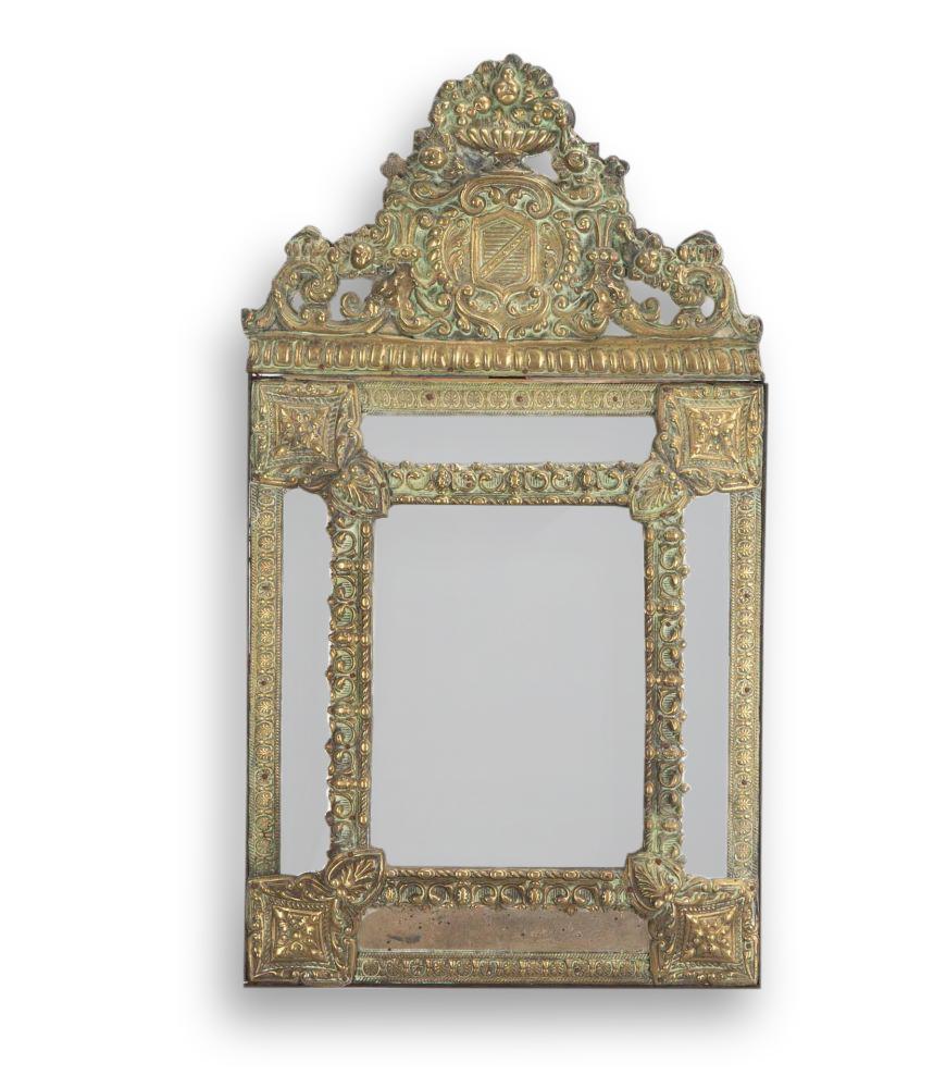 Specchio a cuscino francese Repousse del XIX secolo In condizioni buone in vendita a Tetbury, Gloucestershire