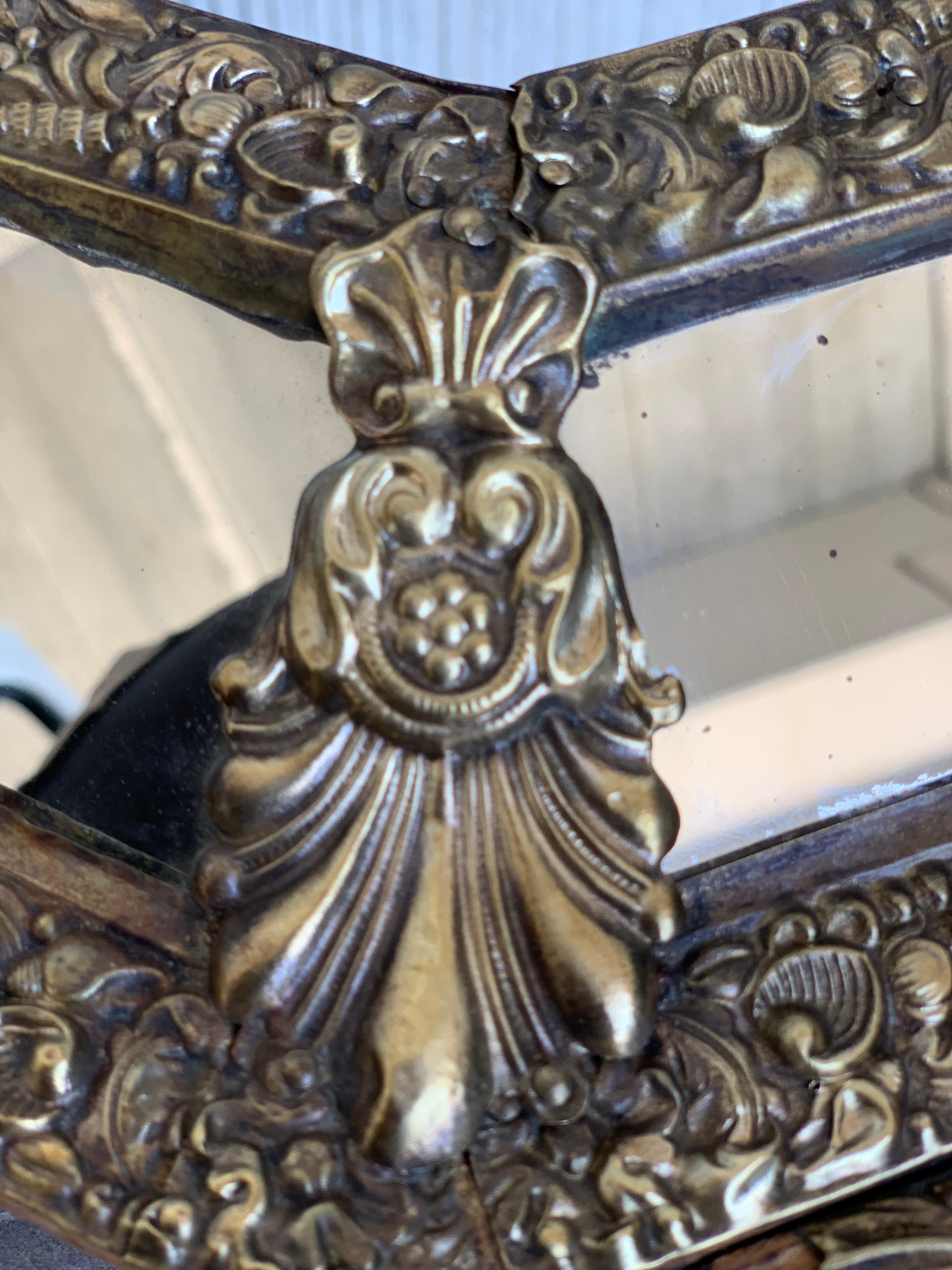 miroir mural français du 19ème siècle en laiton repoussé:: hexagonal et en relief avec écusson en vente 3