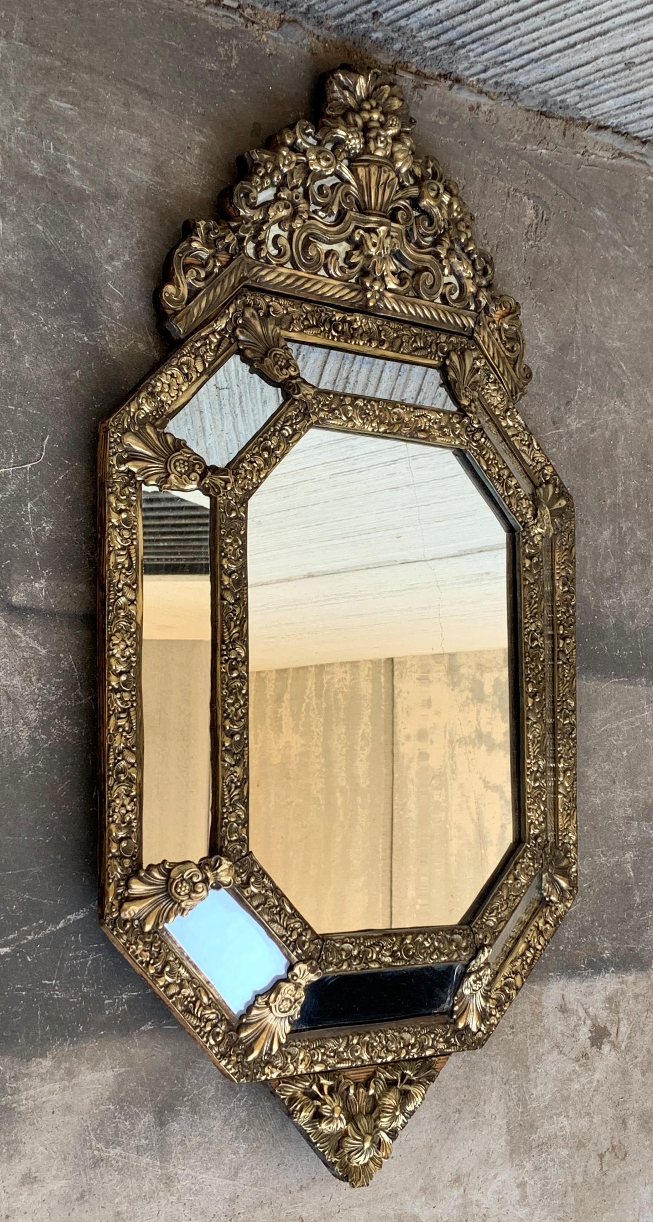 Baroque miroir mural français du 19ème siècle en laiton repoussé:: hexagonal et en relief avec écusson en vente