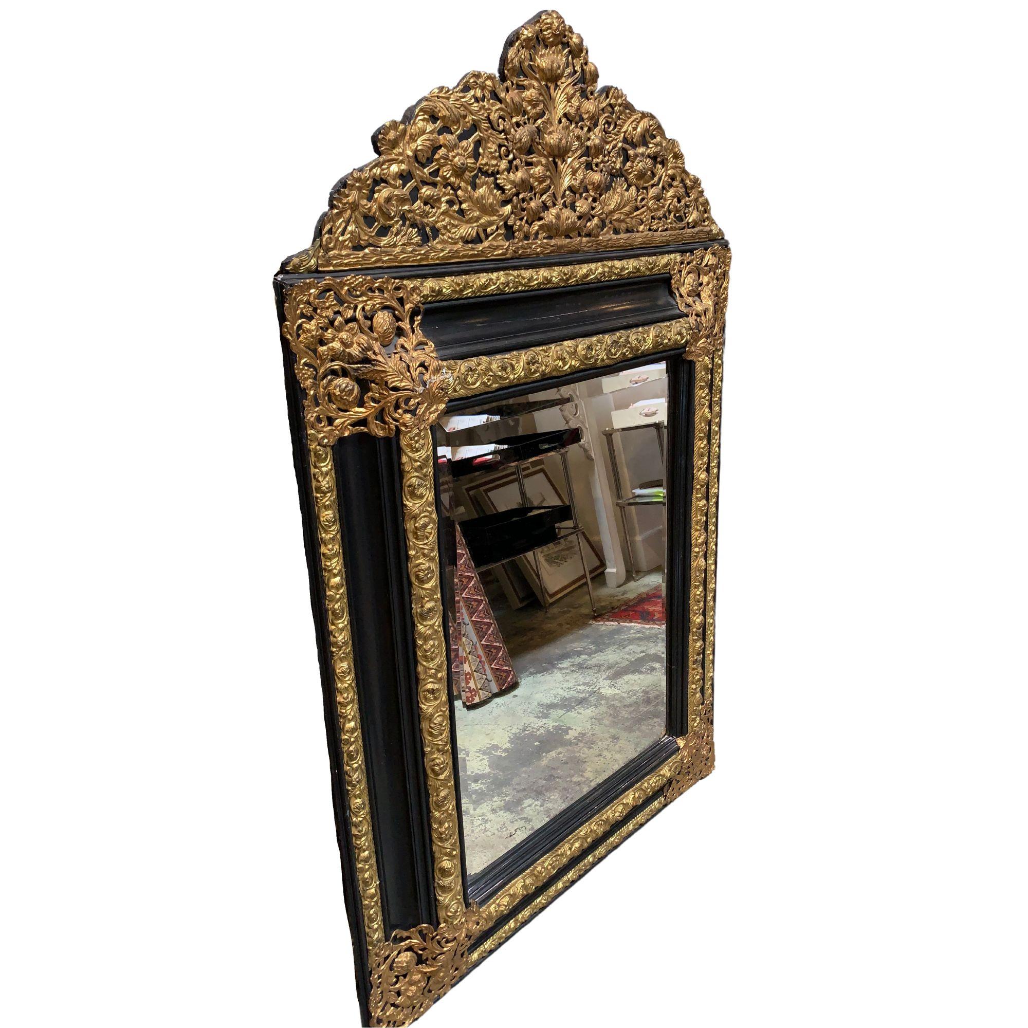 Un beau miroir repoussé français du 19ème siècle.