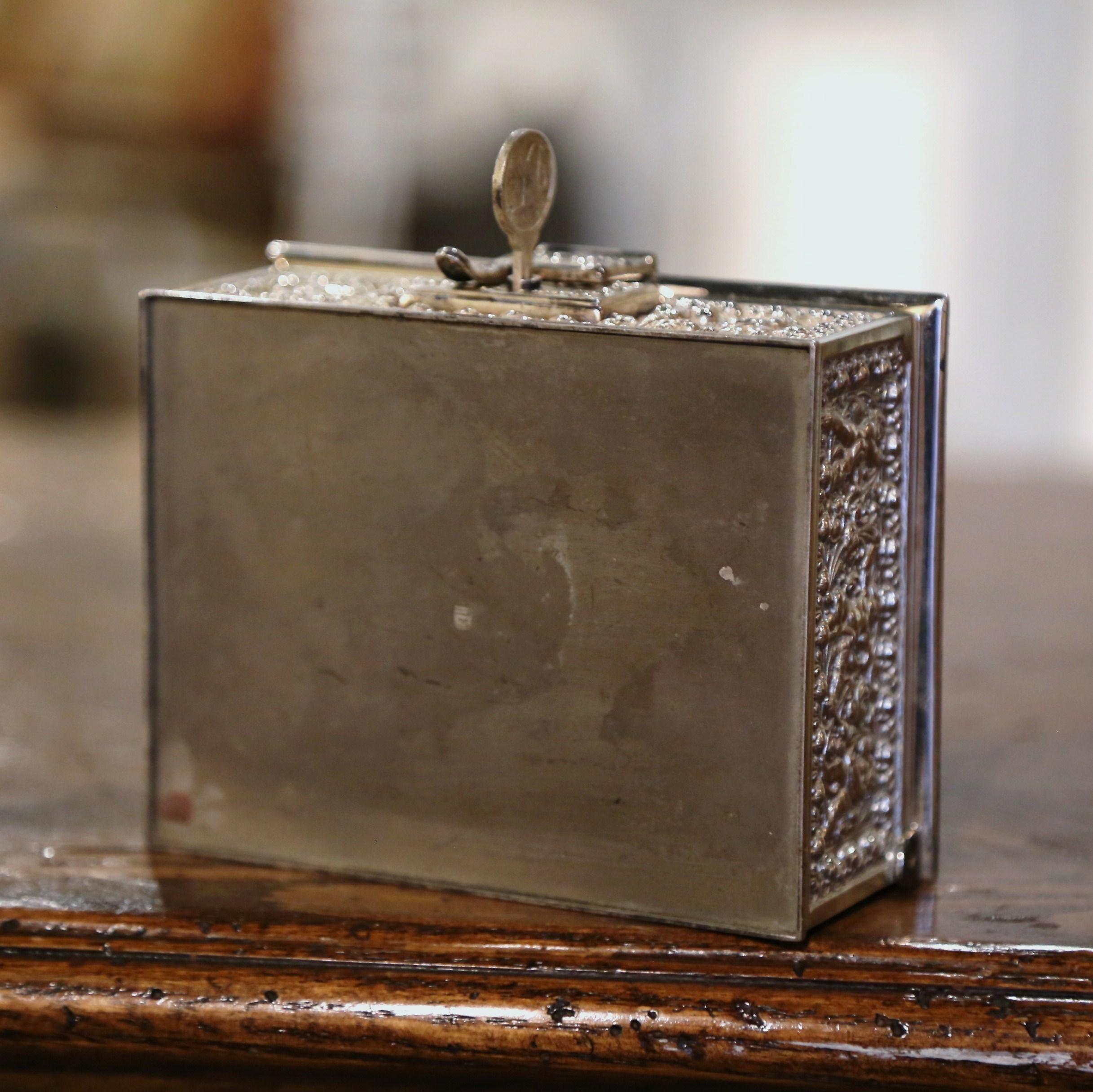 Boîte à bijoux française du 19ème siècle en argent repoussé sur cuivre en vente 1