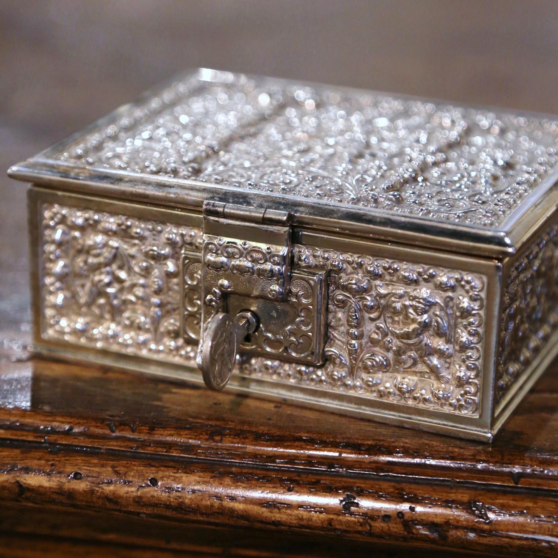 Placez cette élégante boîte antique en cuivre Napoléon III dans votre salle de bain principale pour garder vos bijoux en sécurité et organisés. Fabriqué en France vers 1880, ce coffret orné est de forme presque carrée. Les cinq côtés, y compris le