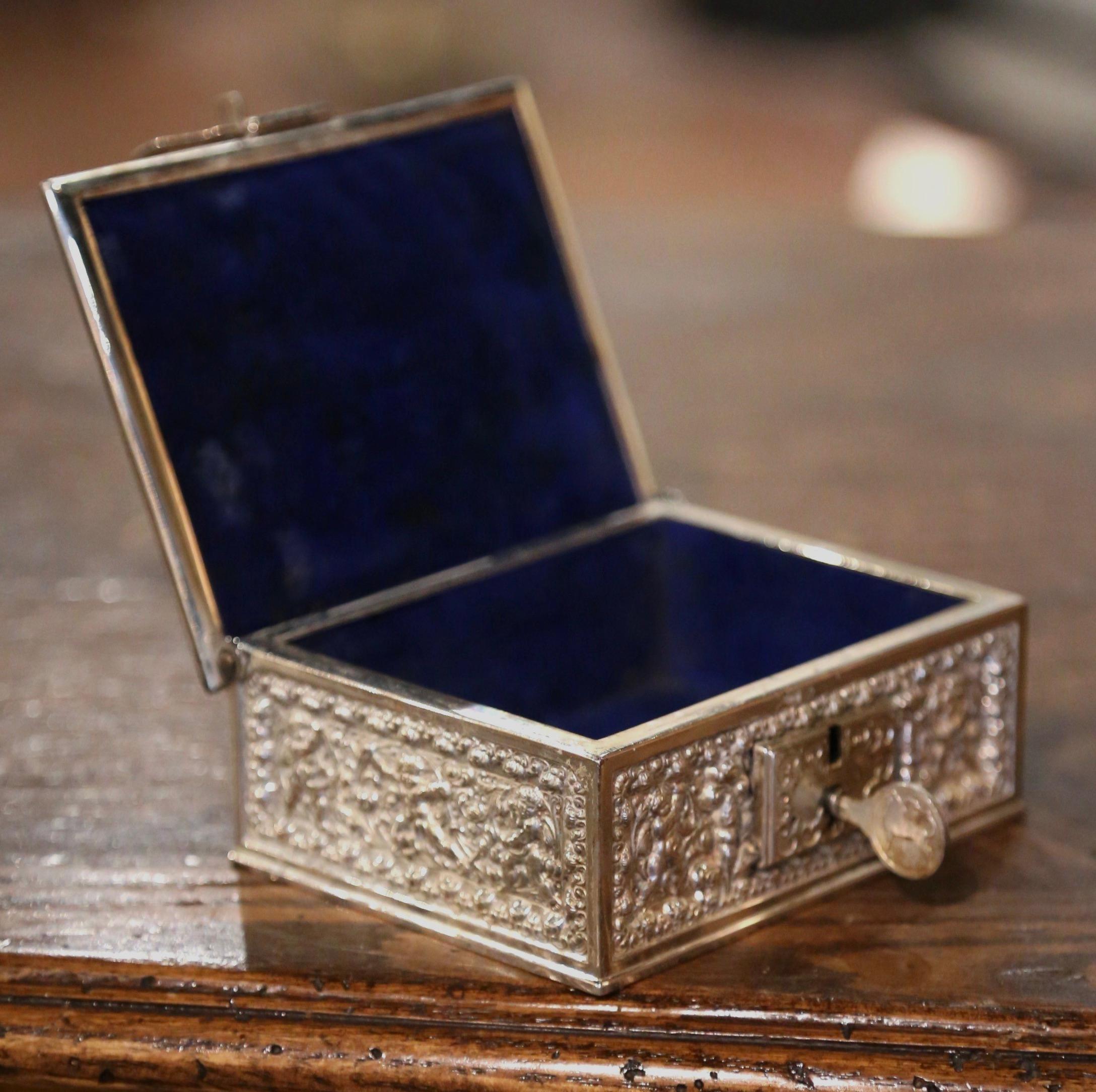 Français Boîte à bijoux française du 19ème siècle en argent repoussé sur cuivre en vente