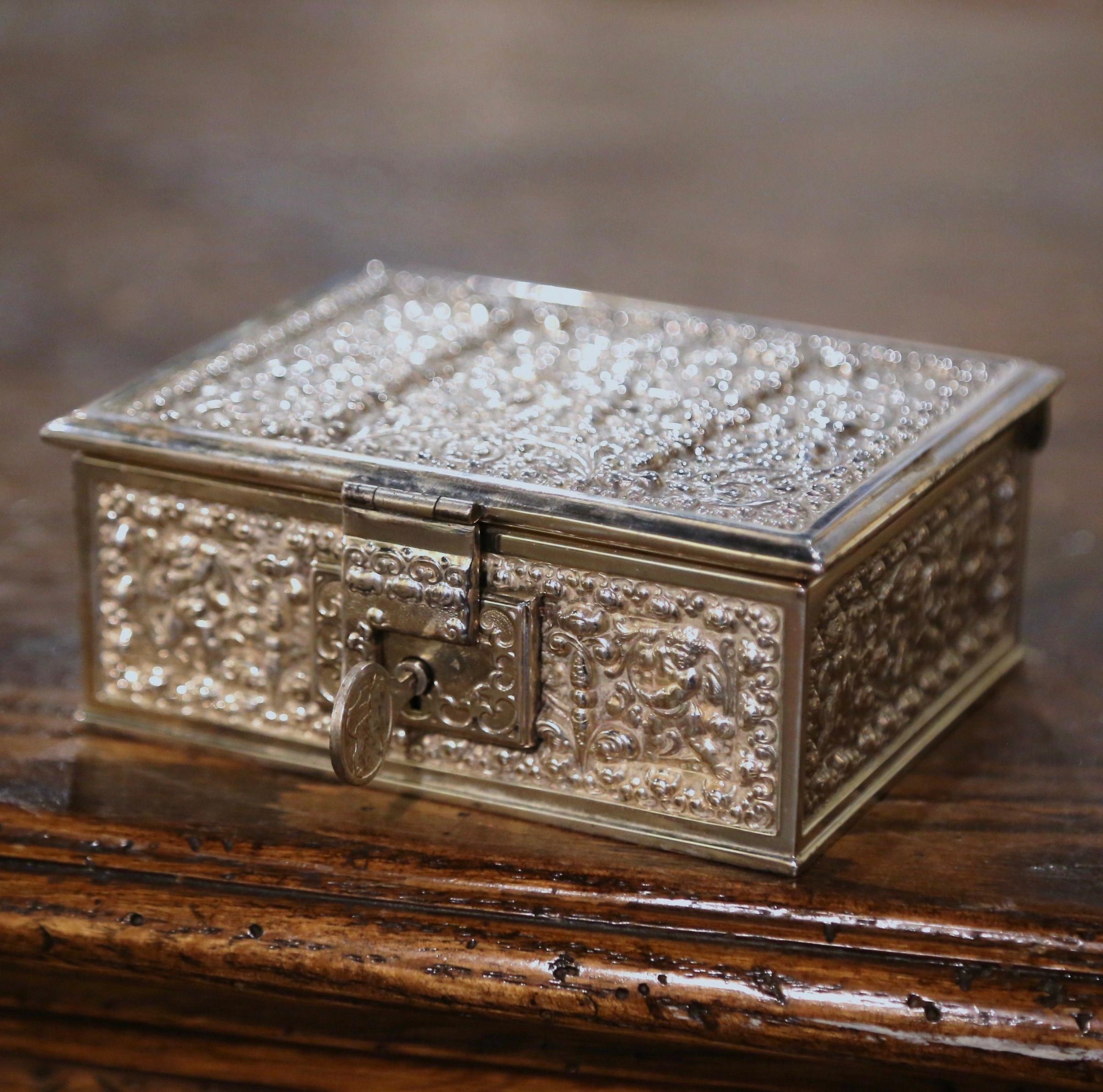 Boîte à bijoux française du 19ème siècle en argent repoussé sur cuivre Excellent état - En vente à Dallas, TX