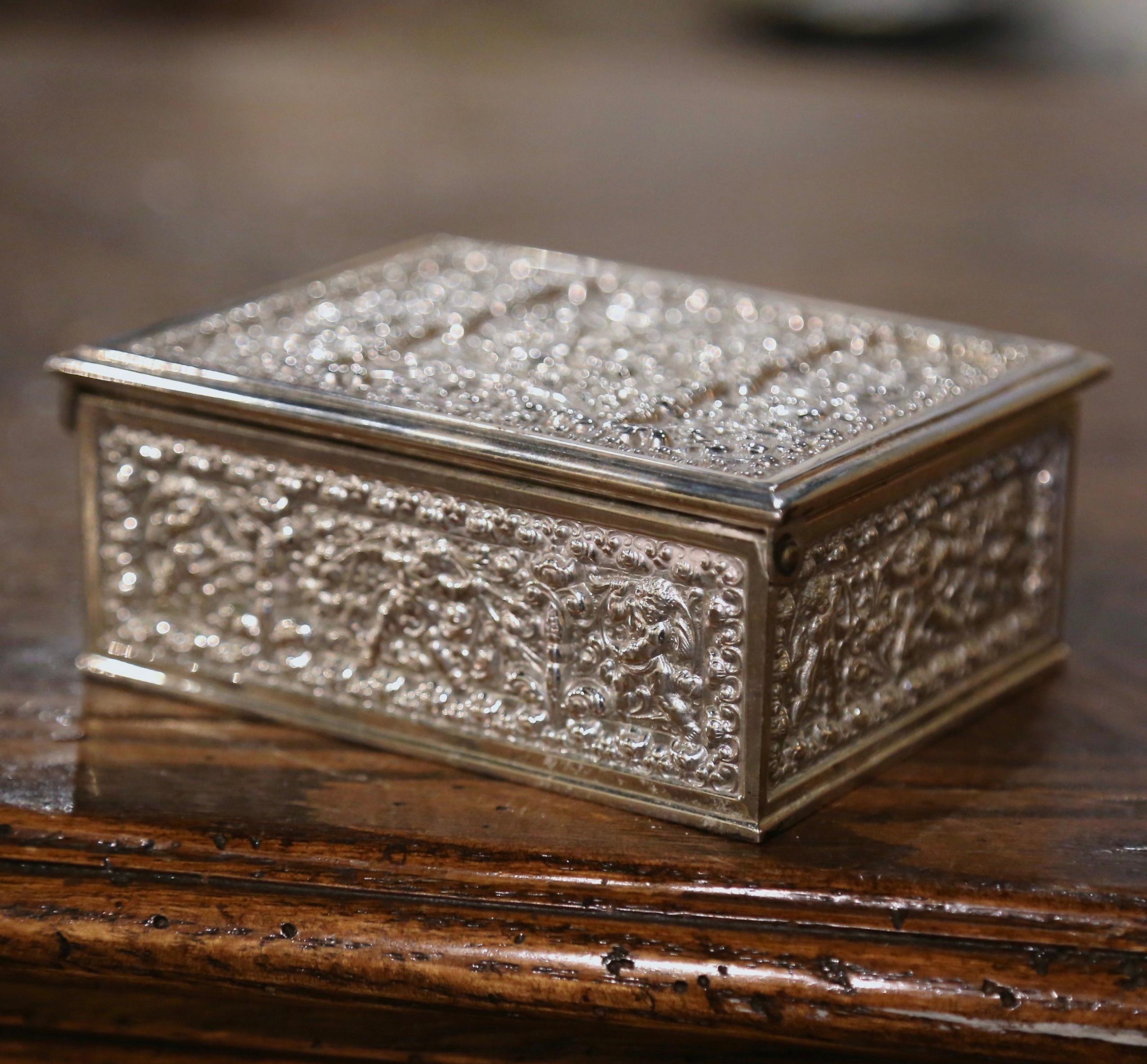 XIXe siècle Boîte à bijoux française du 19ème siècle en argent repoussé sur cuivre en vente