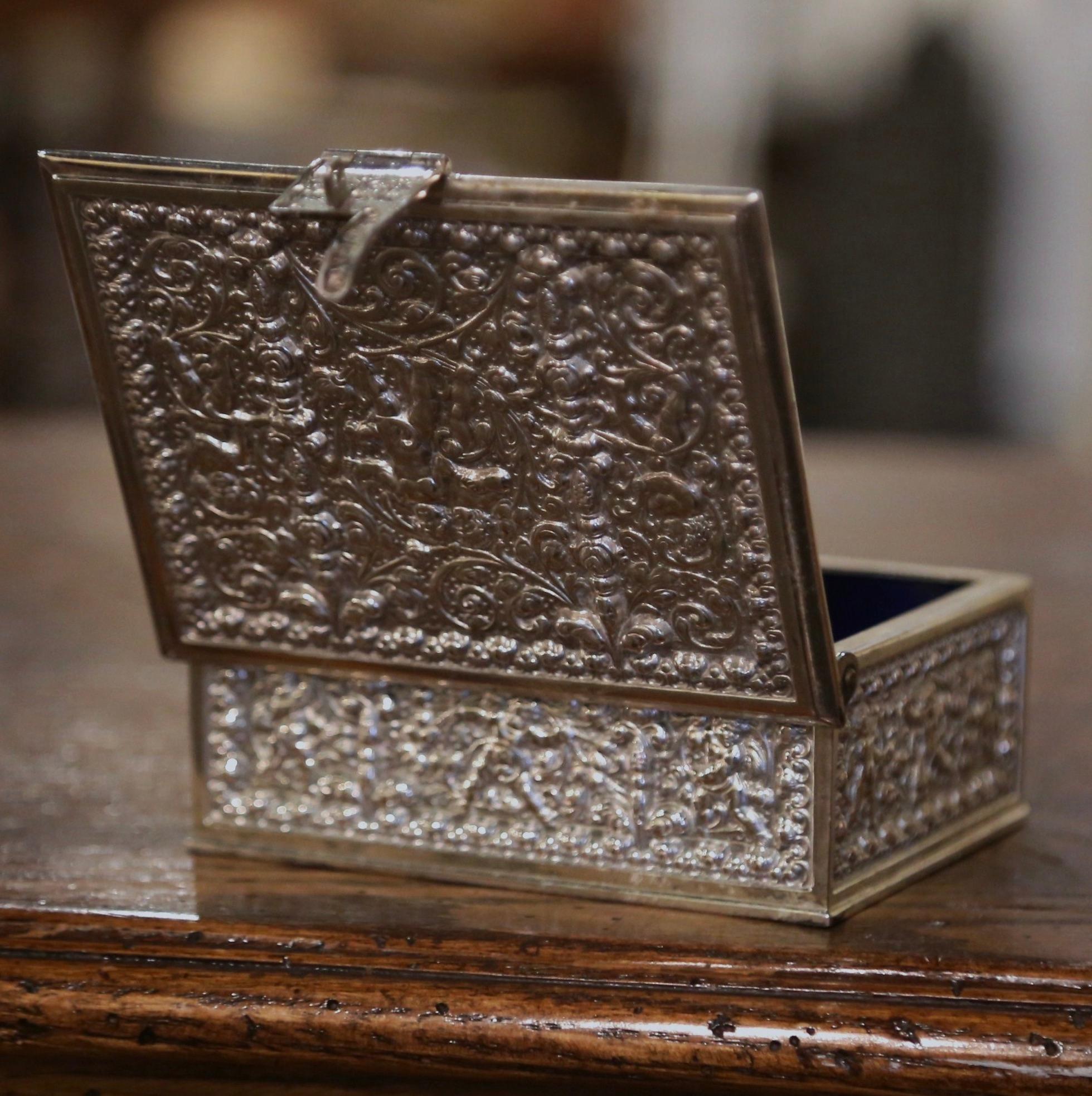 Plaqué argent Boîte à bijoux française du 19ème siècle en argent repoussé sur cuivre en vente