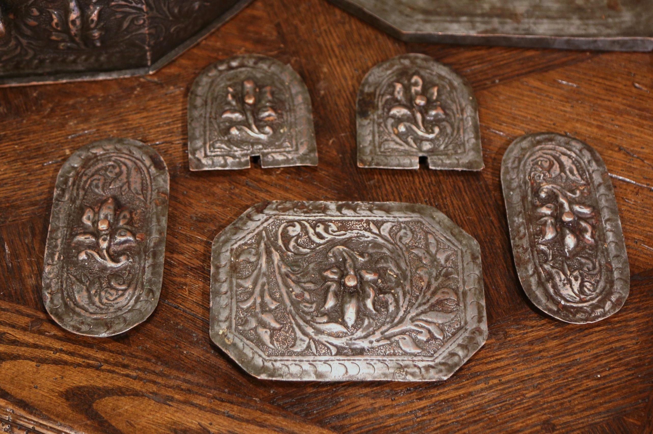 Boîte à épices ou à bijoux française du XIXe siècle en métal argenté repoussé en vente 7