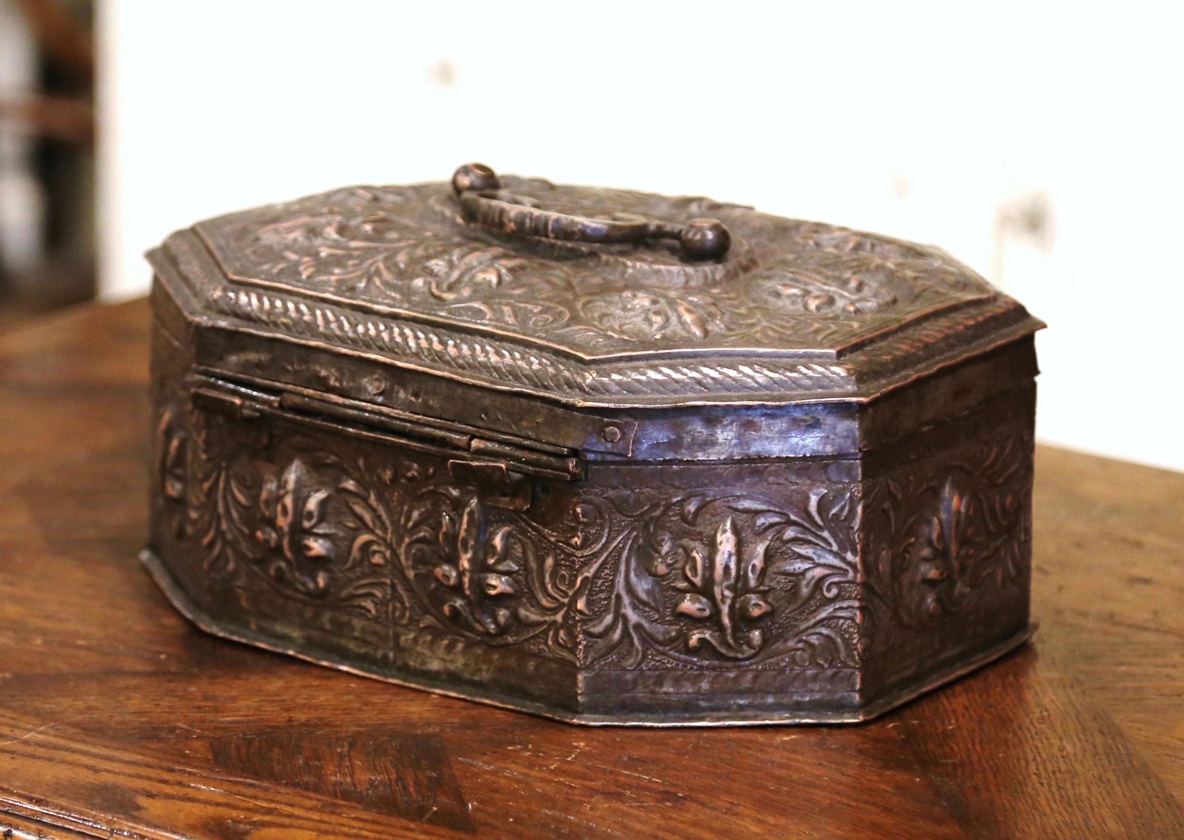 Boîte à épices ou à bijoux française du XIXe siècle en métal argenté repoussé en vente 10