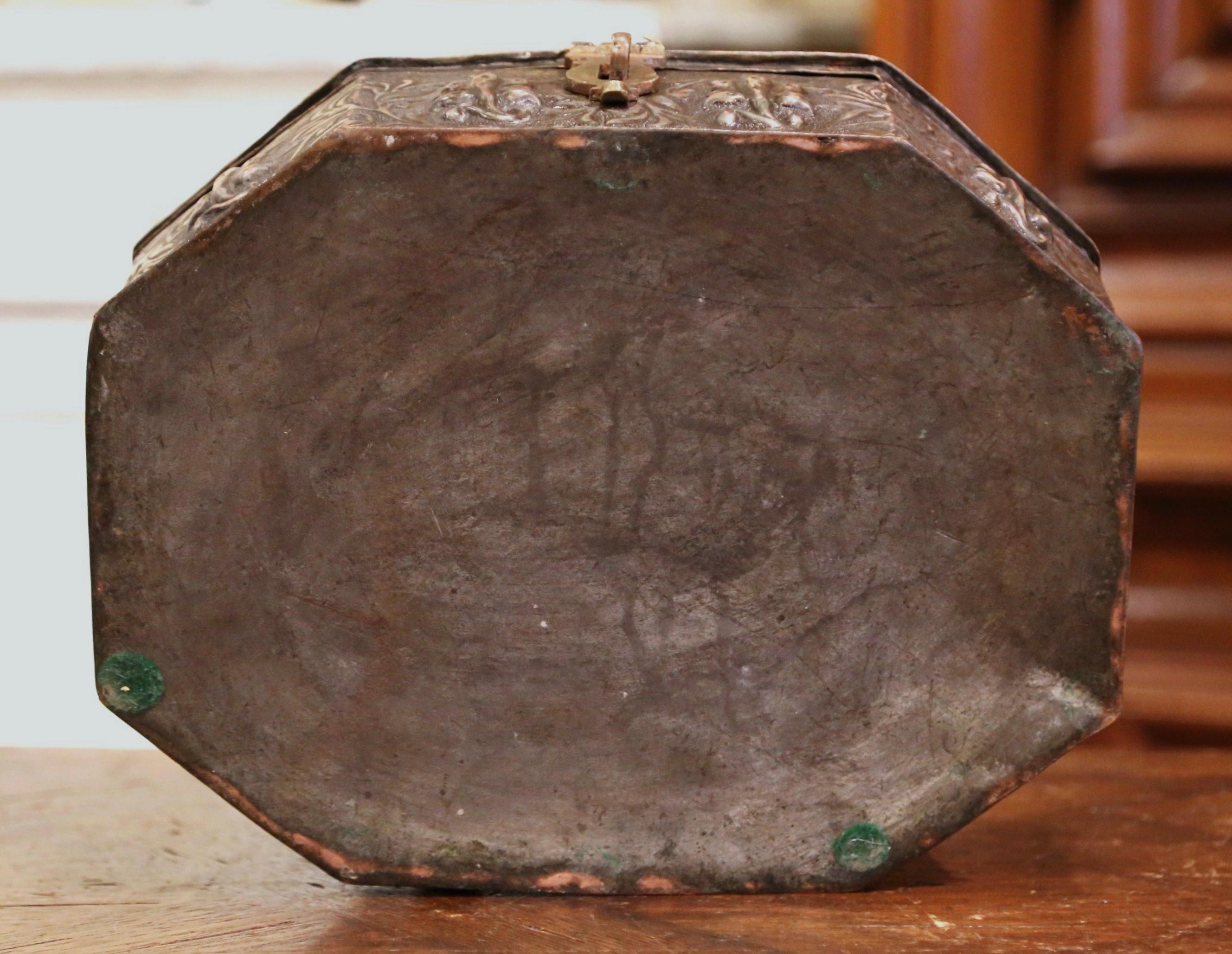 Boîte à épices ou à bijoux française du XIXe siècle en métal argenté repoussé en vente 11