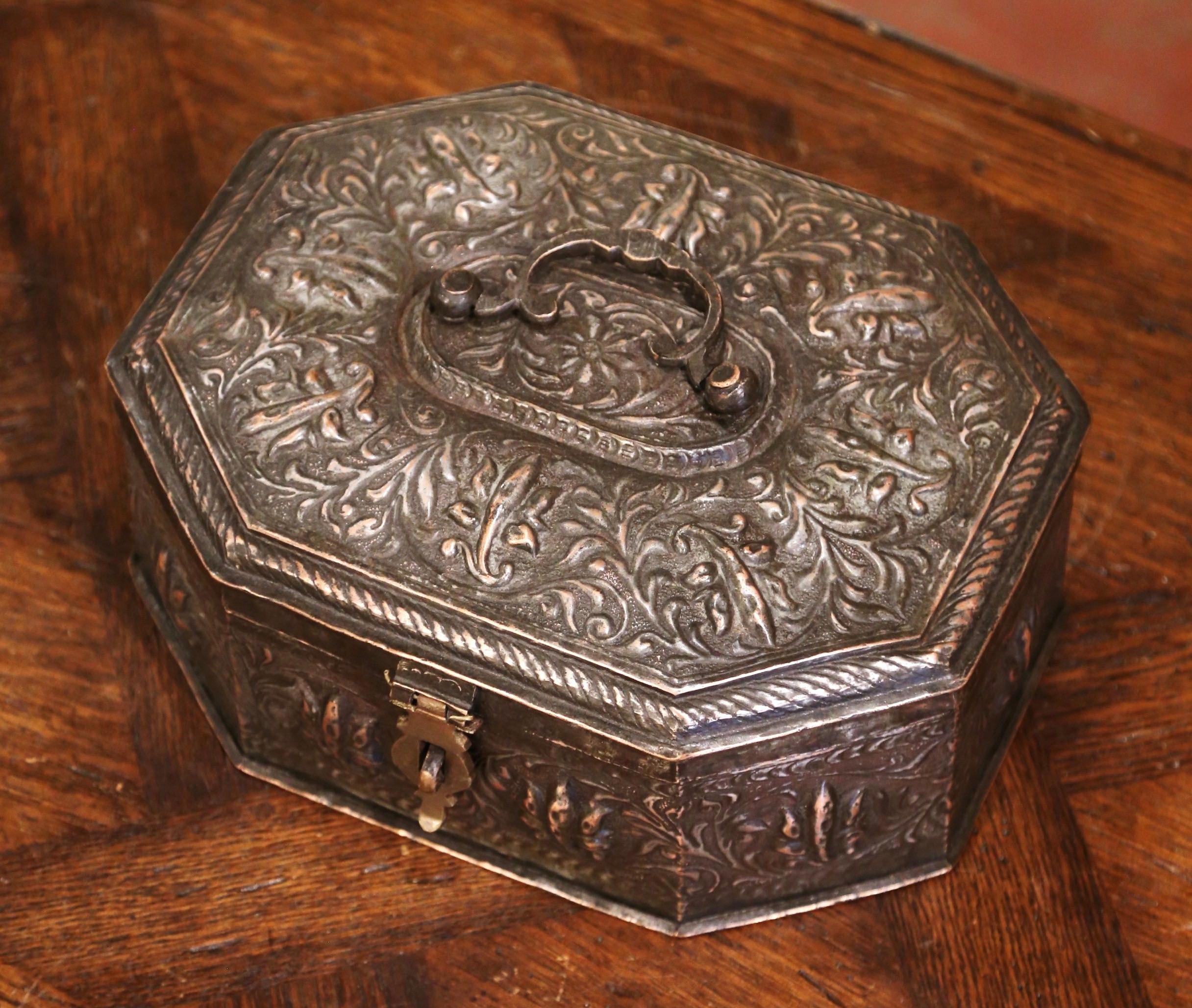 Fait main Boîte à épices ou à bijoux française du XIXe siècle en métal argenté repoussé en vente