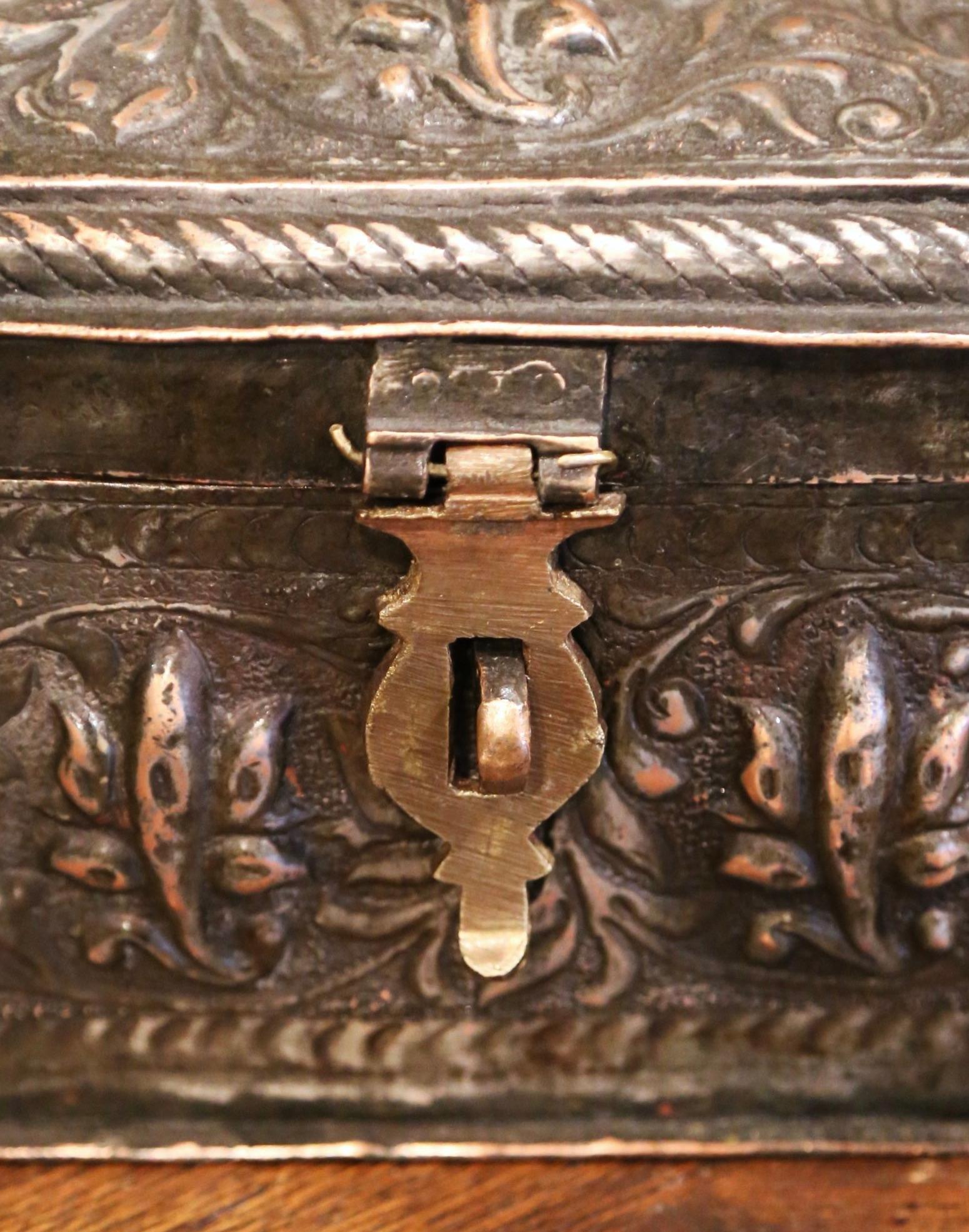 Boîte à épices ou à bijoux française du XIXe siècle en métal argenté repoussé en vente 1