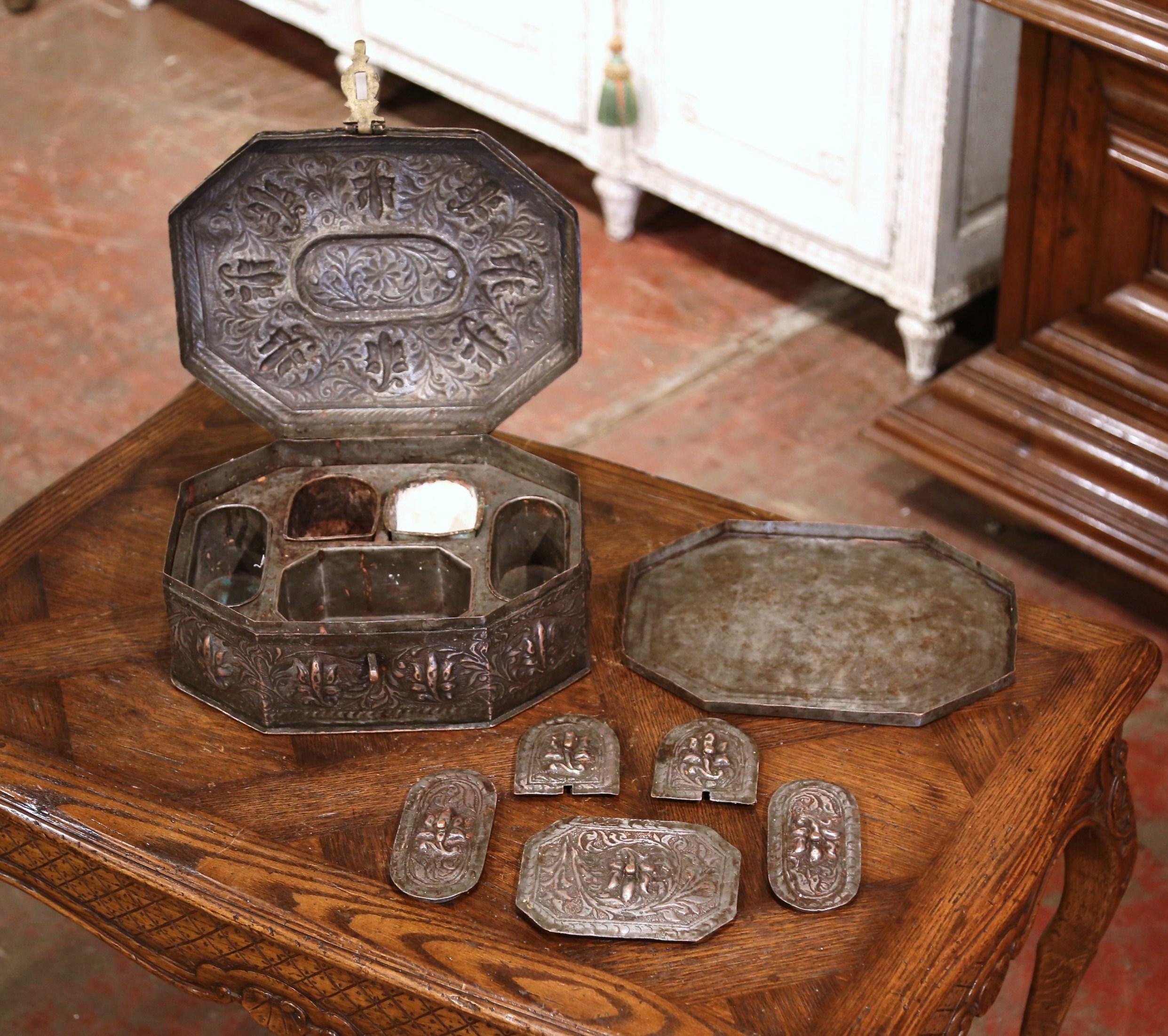 Boîte à épices ou à bijoux française du XIXe siècle en métal argenté repoussé en vente 4