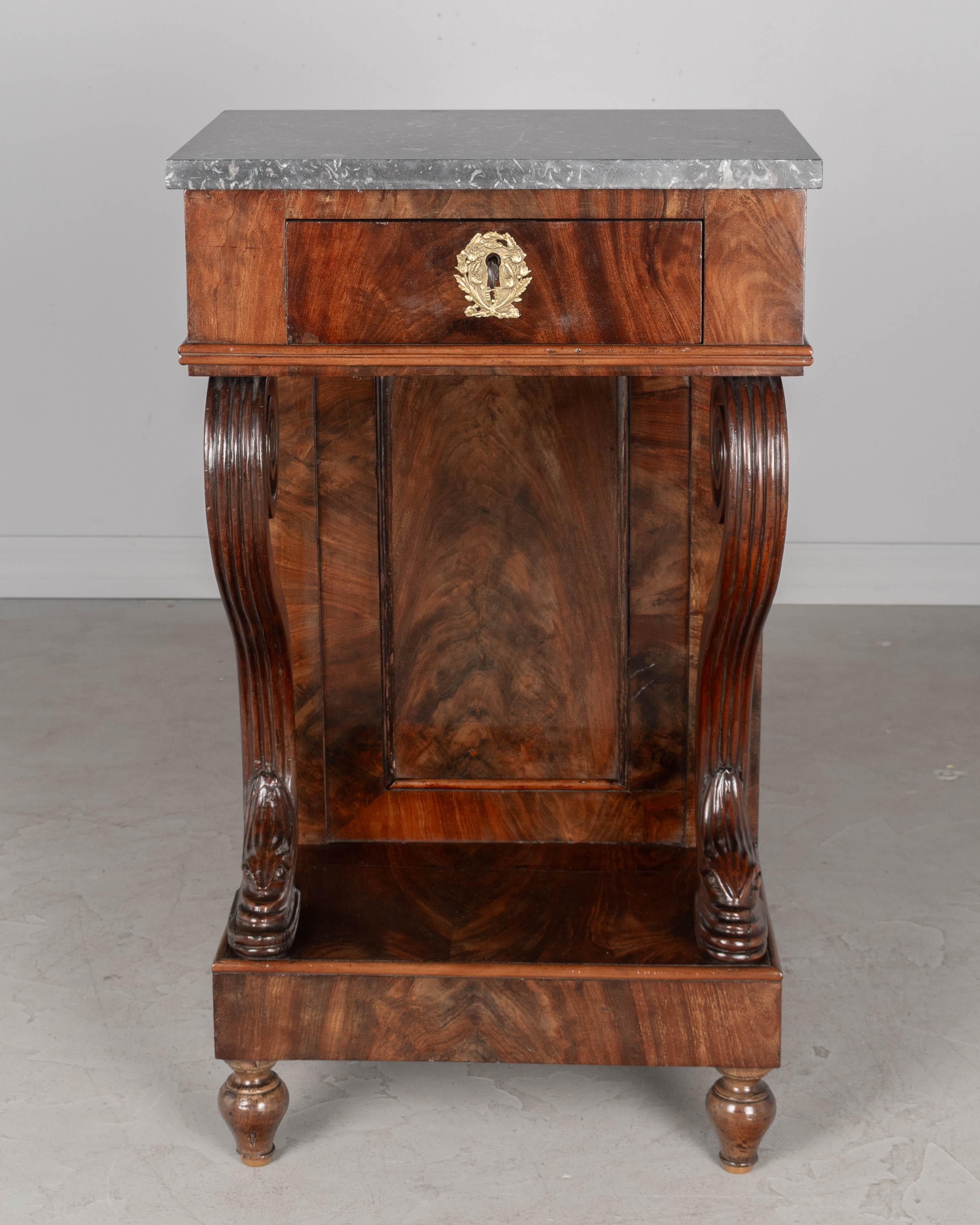 Intagliato a mano Console in mogano di restauro francese del XIX secolo in vendita