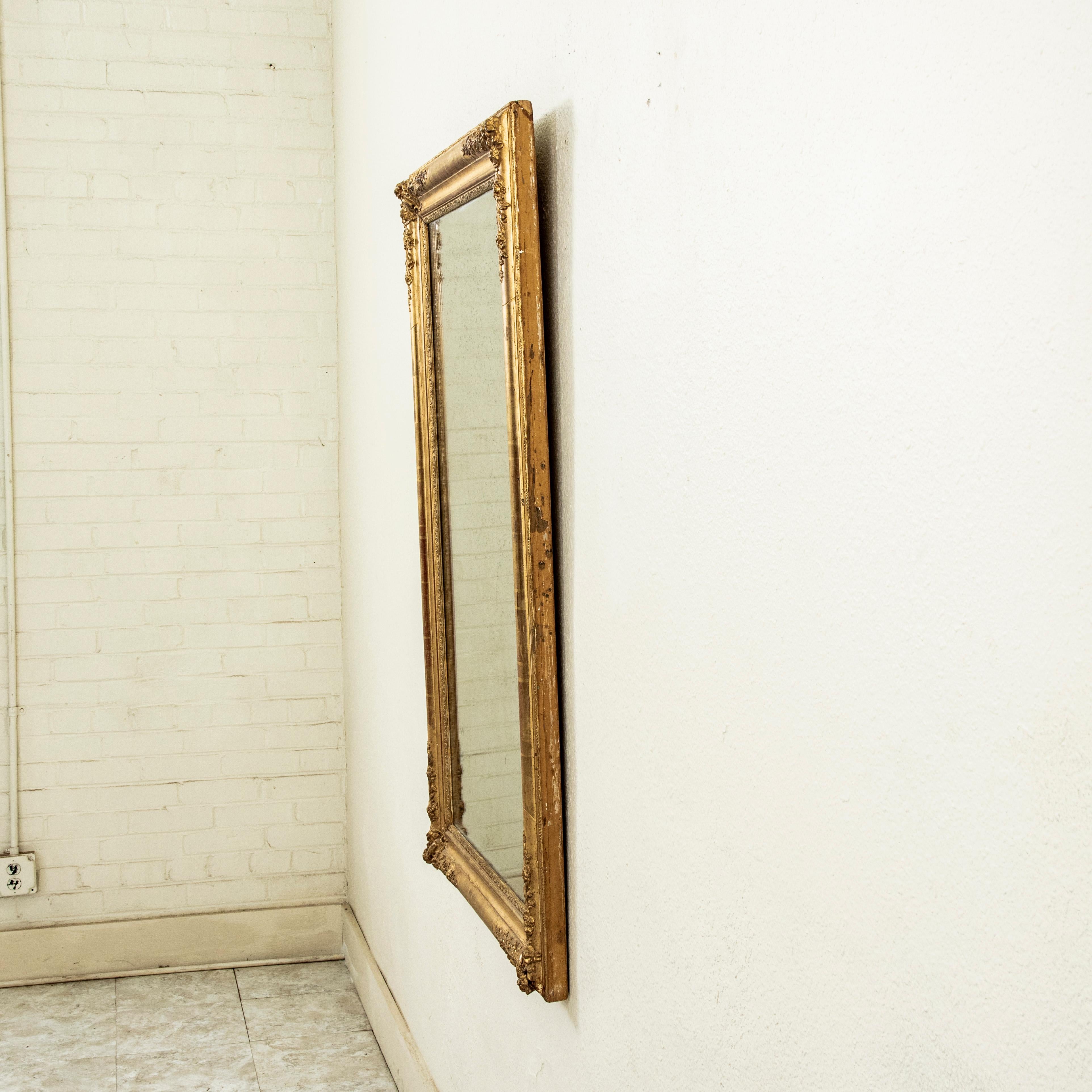 Français Miroir en bois doré d'époque Restauration française du 19ème siècle, verre au mercure, 30-in W en vente