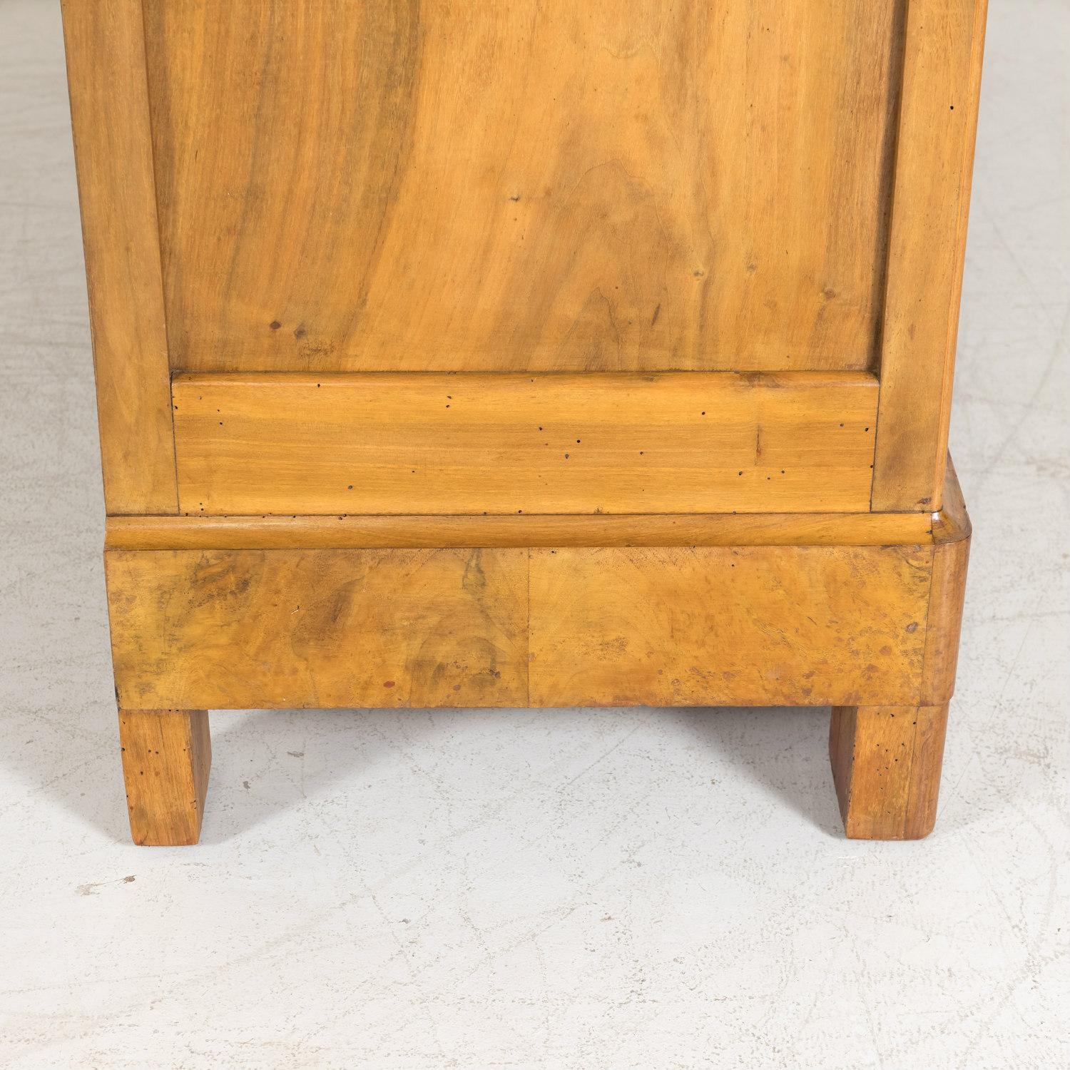 Armoire en noyer datant de la période de la restauration française du 19e siècle avec marqueterie en bois fruitier en vente 8