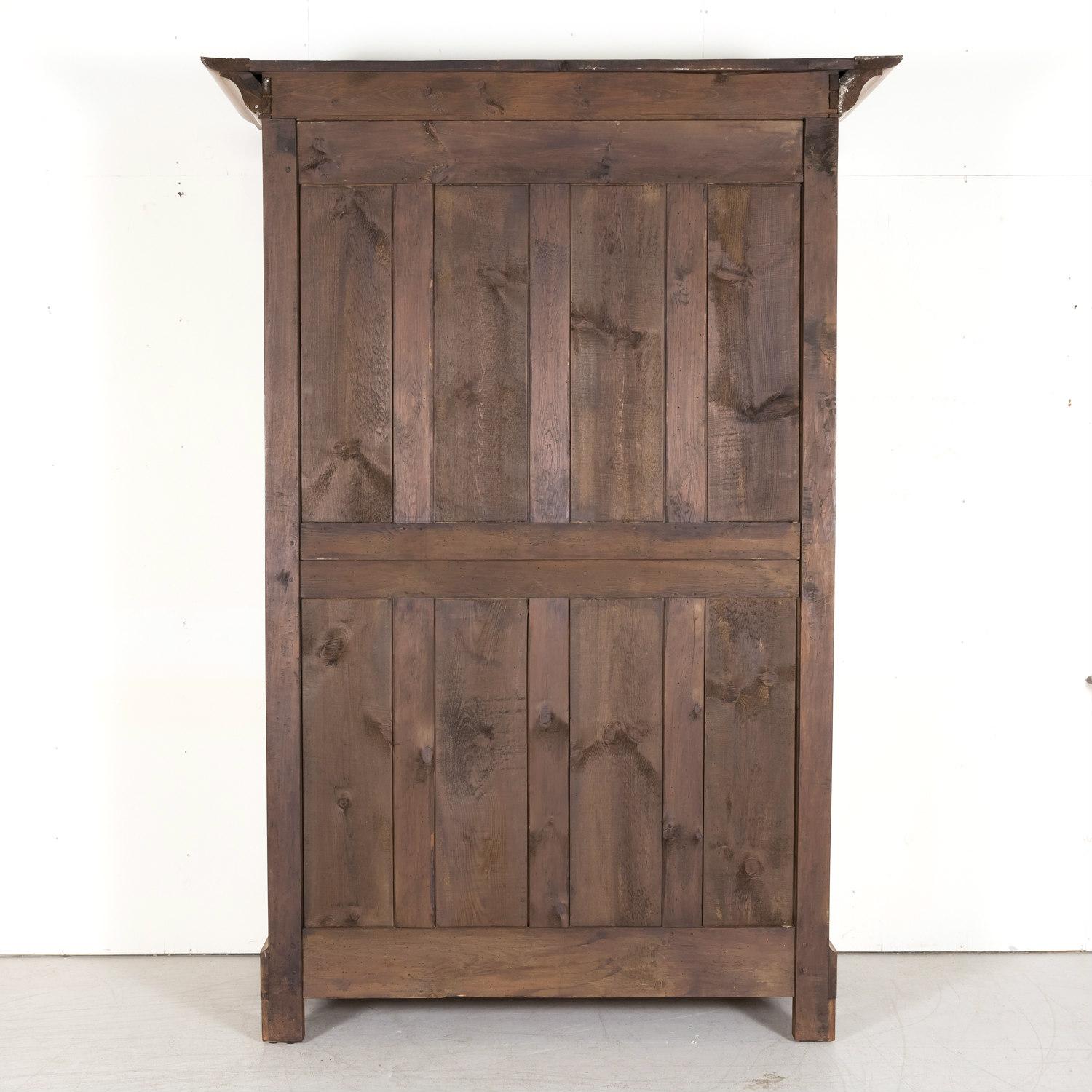 Armoire en noyer datant de la période de la restauration française du 19e siècle avec marqueterie en bois fruitier en vente 9