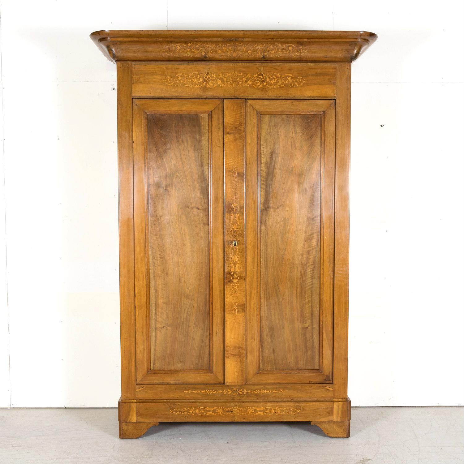 19th Century French Restauration Period Walnut Armoire with Fruitwood Marquetry In Good Condition For Sale In Birmingham, AL