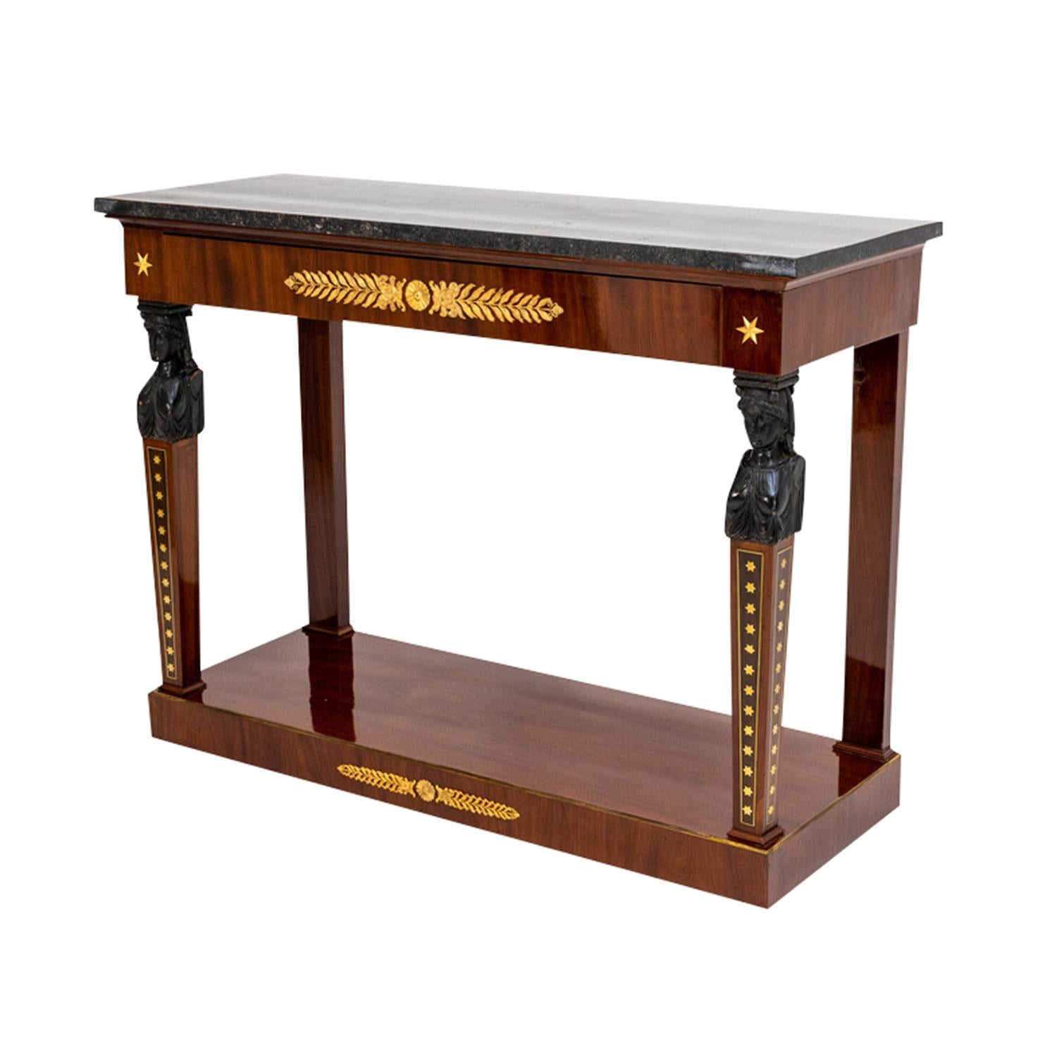 An early 19th Century, antique French Retour d'Egpyte freestanding console table made of hand crafted shellac polished, partly veneered Mahogany, in good condition. The rectangular table is composed with one small drawer, consisting a grey Belgian