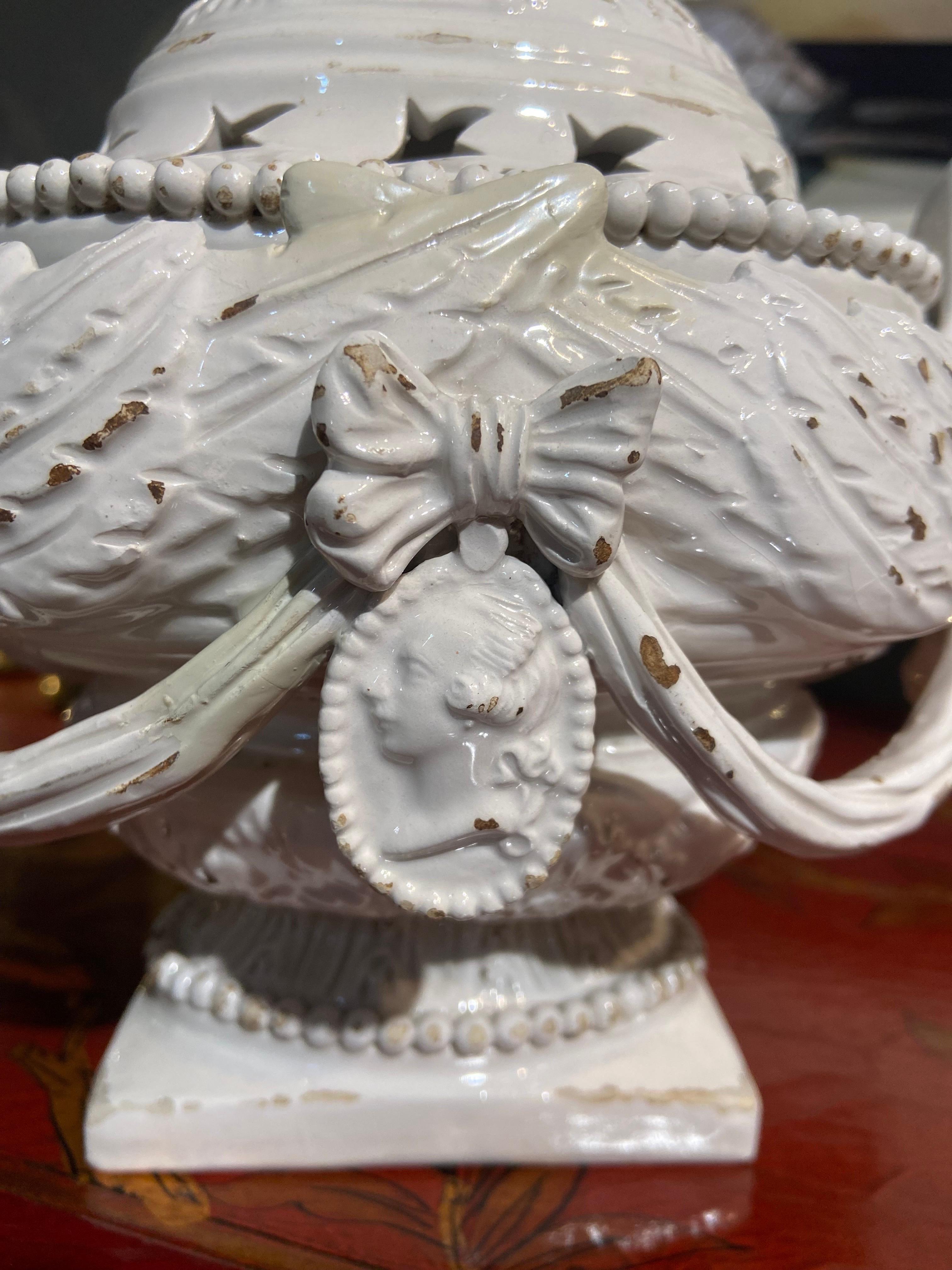 XIXe siècle Centre de table français du 19ème siècle richement décoré en céramique blanche fabriquée à la main en vente