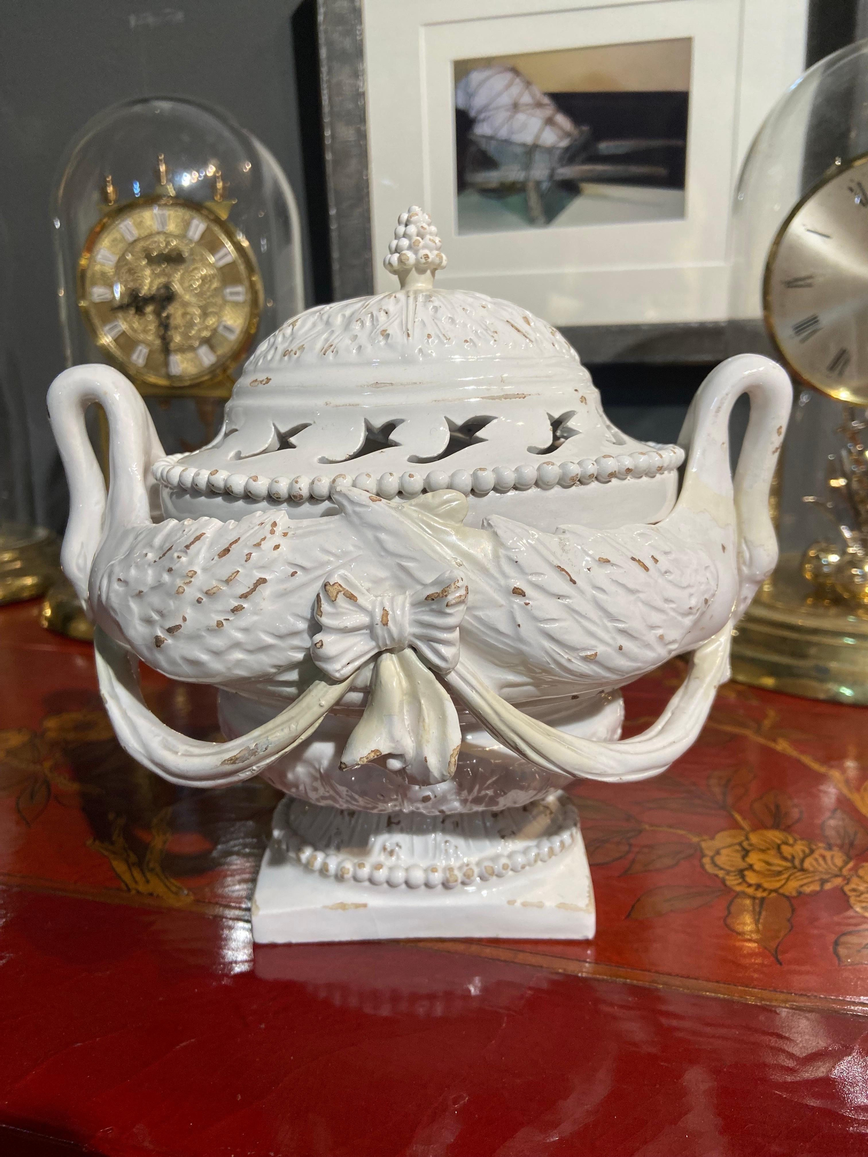 Céramique Centre de table français du 19ème siècle richement décoré en céramique blanche fabriquée à la main en vente