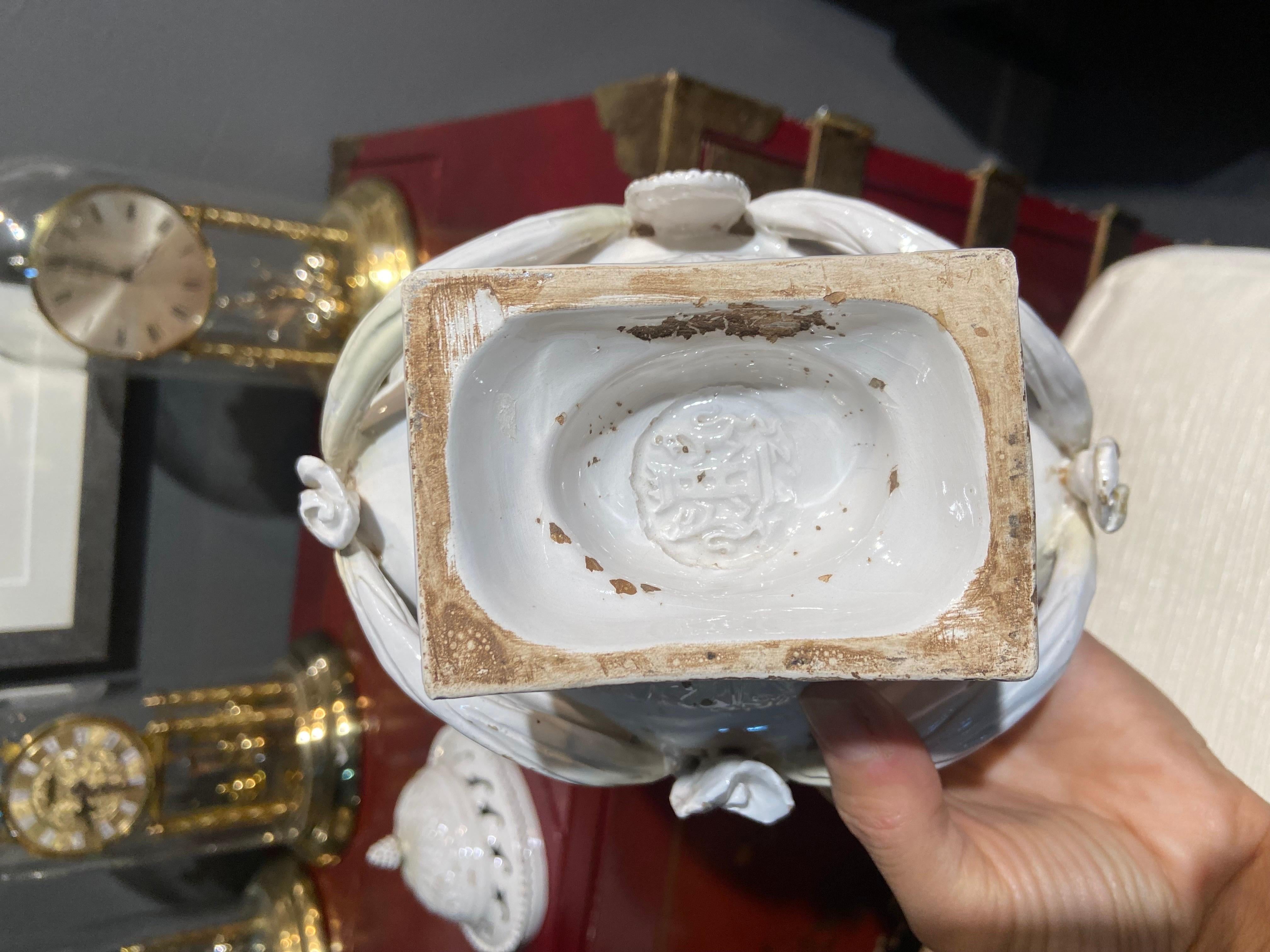 Centre de table français du 19ème siècle richement décoré en céramique blanche fabriquée à la main en vente 1