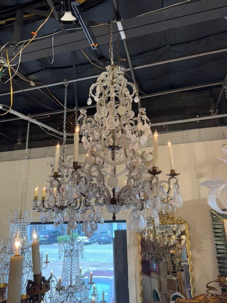 Vivi l'eleganza del XIX secolo con questo lampadario francese in cristallo di rocca. Realizzato con una meticolosa attenzione ai dettagli, il lampadario è caratterizzato da squisiti pezzi di cristallo che catturano e riflettono la luce, creando un