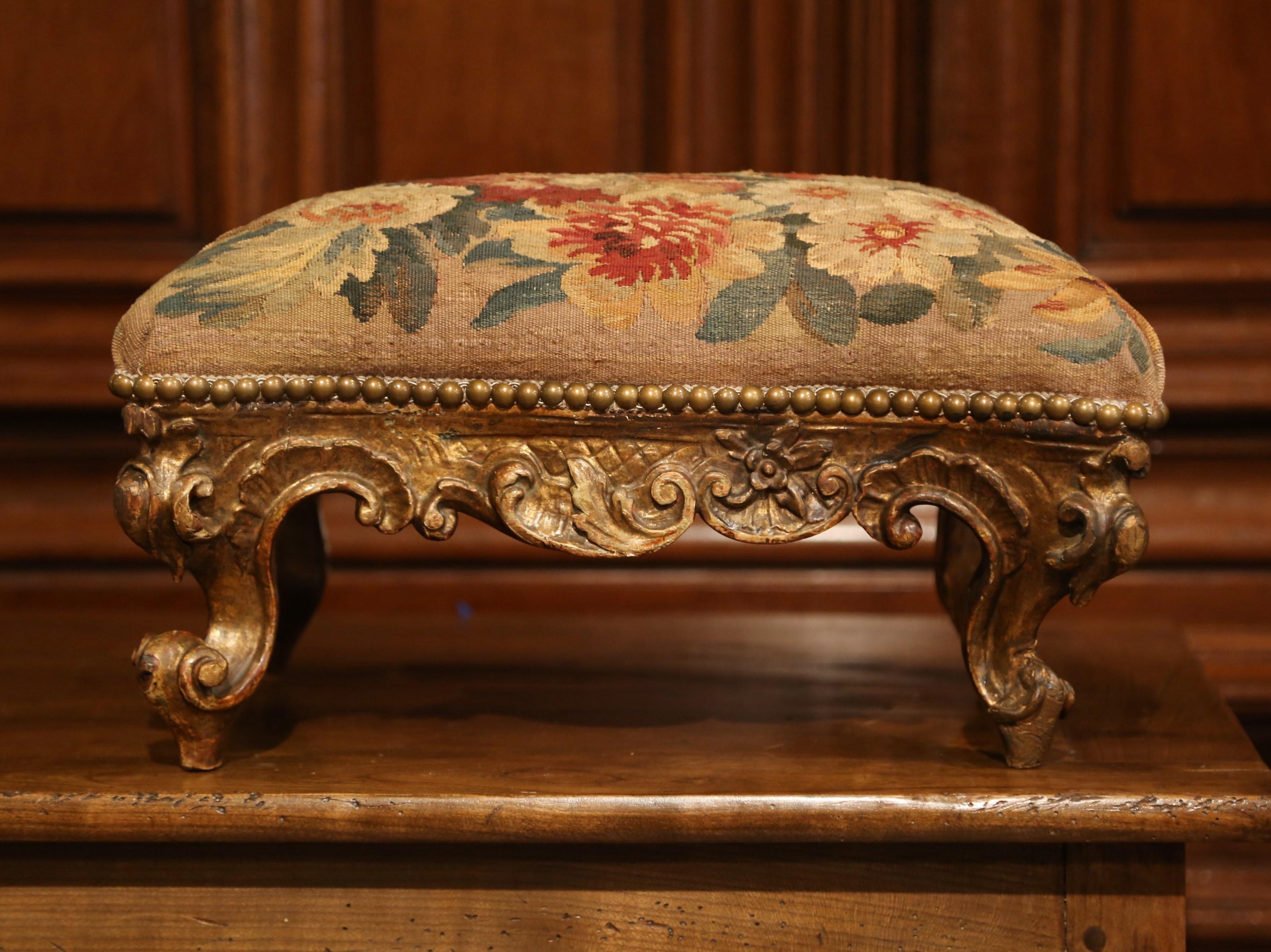 Dieser elegante:: antike Louis XV-Fußhocker wurde um 1850 in Frankreich hergestellt. Die geschnitzte:: rechteckige Rokoko-Fußstütze weist kunstvolle Schnitzereien mit Muschel- und Blattwerkmotiv auf:: hat geschwungene Füße über der komplizierten