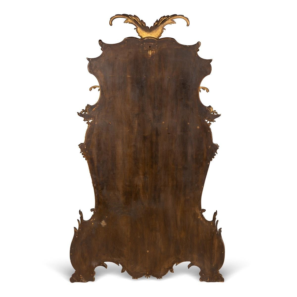 Antike Französisch Mitte des 19. Jahrhunderts Rokoko-Stil geschnitzt vergoldetem Holz Spiegel, die Grenzen mit stilisierten scrolling Laub verziert, der Boden mit Rollen, Blumen und Muscheln verziert.

CONDIT
In gutem Zustand - altersgemäße