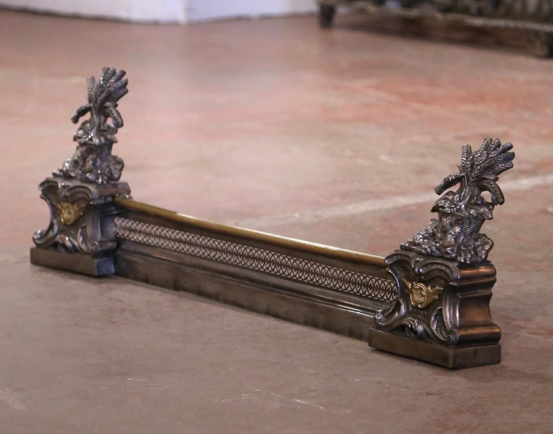 Vesti il focolare con questo parafuoco antico e decorato. Realizzato in Francia intorno al 1880 e costruito in spelta con accenti in ottone, il pezzo presenta un'elegante galleria traforata ornata da motivi geometrici intrecciati, affiancata alle