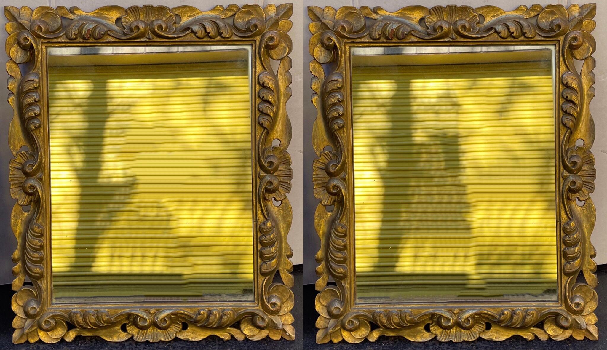Il s'agit d'une belle paire de miroirs en bois doré sculpté du 19ème siècle. Ils présentent un joli motif de coquillage sculpté. Notez la menuiserie taillée à la main dans les coins !