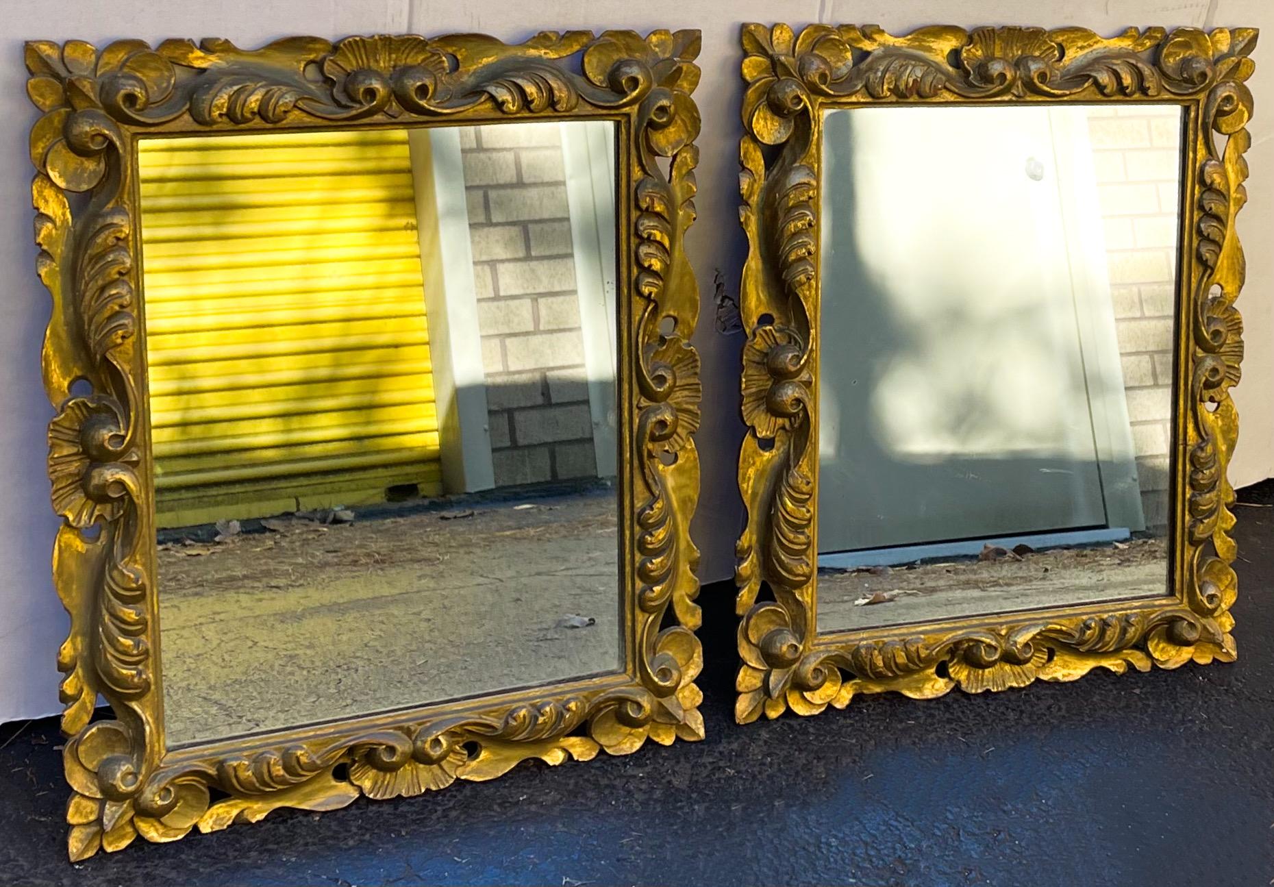 Paire de miroirs en bois doré sculpté de style néo-rococo français du 19ème siècle Bon état - En vente à Kennesaw, GA