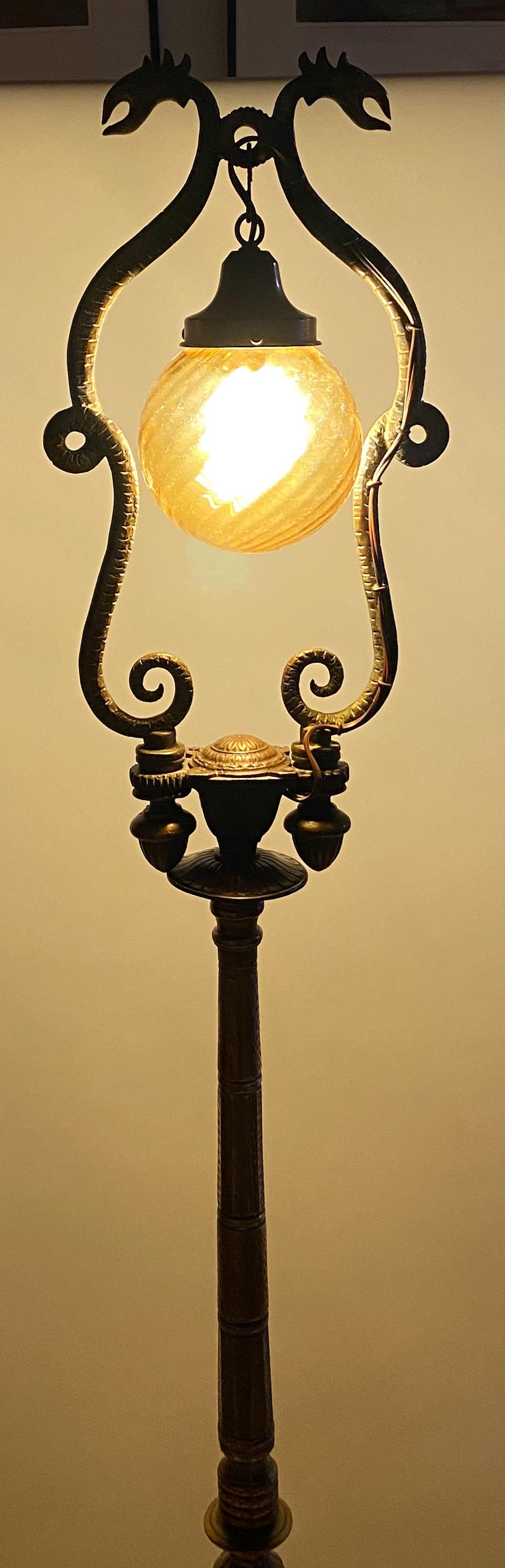 Lampadaire de style néo-rococo français du 19ème siècle en bronze patiné représentant des dragons en vente 8