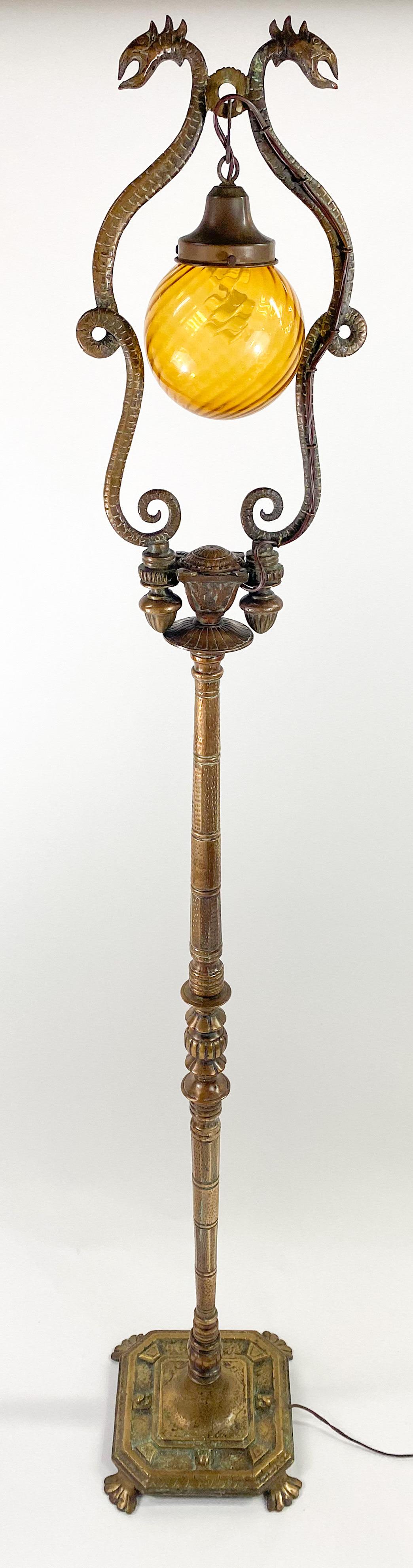 Exceptionnel lampadaire de la fin du 19e siècle, de style néo-rococo français rare, aux détails étonnants. Le lampadaire est fabriqué en bronze et présente une belle patine qui ajoute beauté et charme à son look. Posée sur une base carrée à quatre