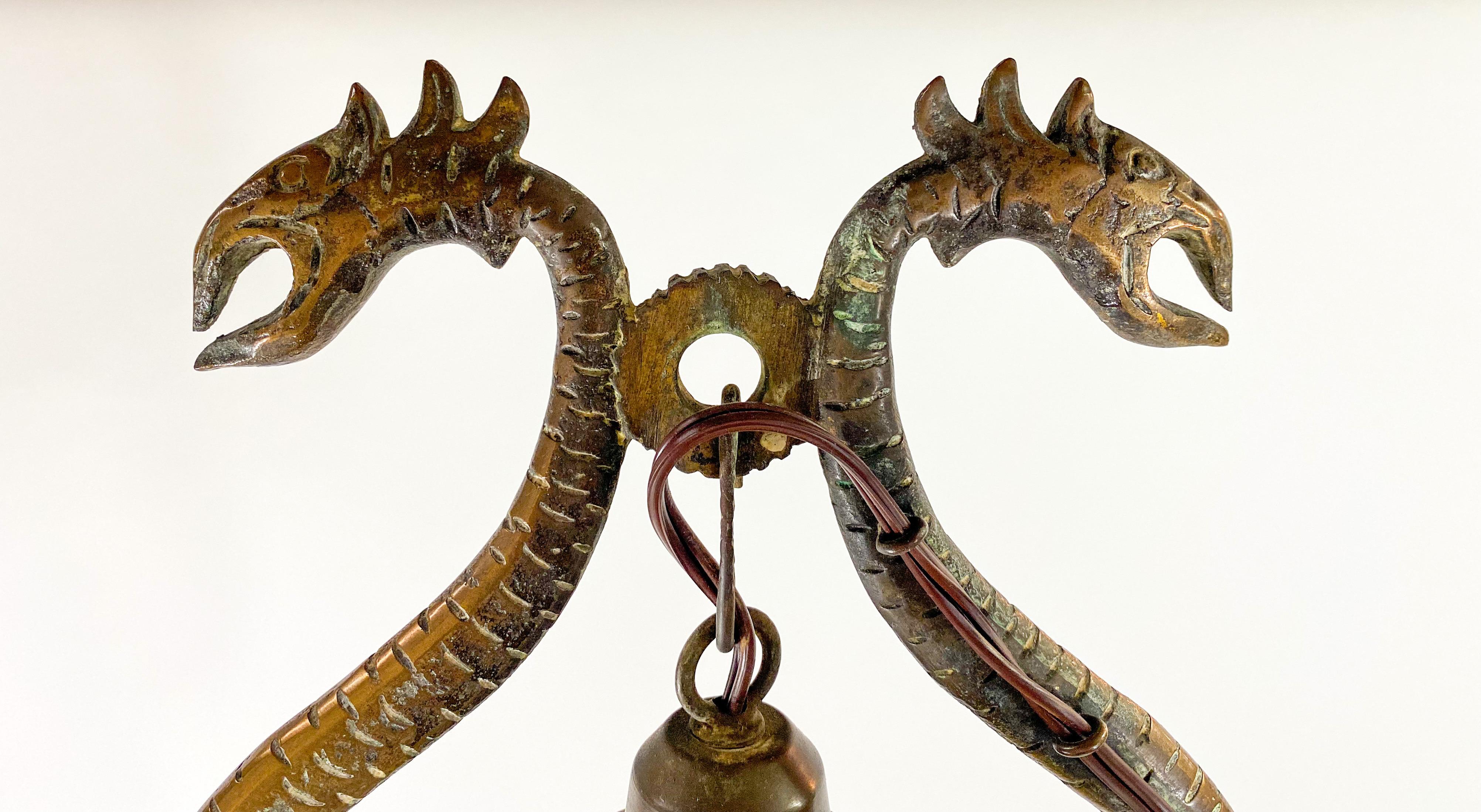 Lampadaire de style néo-rococo français du 19ème siècle en bronze patiné représentant des dragons Bon état - En vente à Plainview, NY