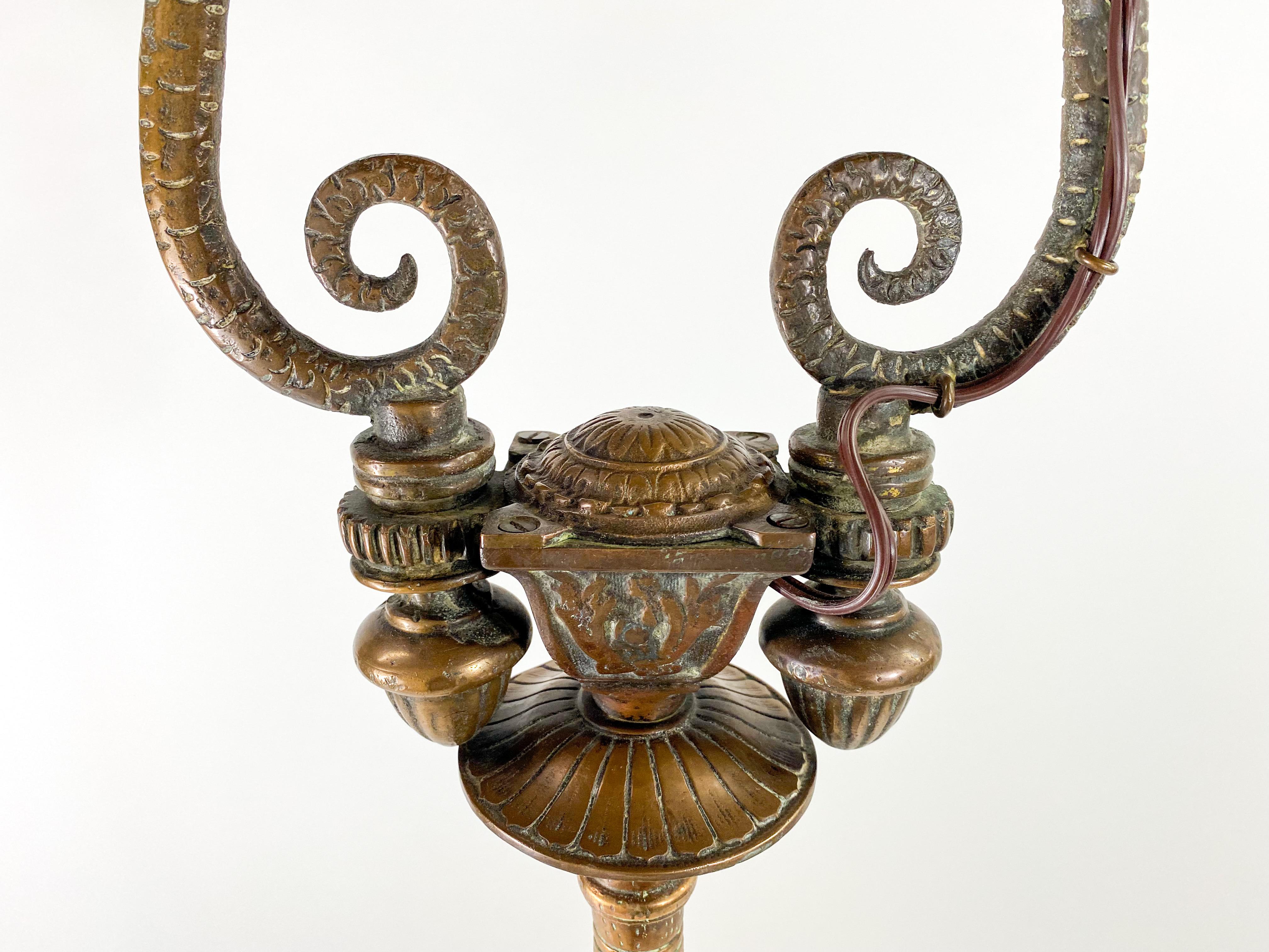 Lampadaire de style néo-rococo français du 19ème siècle en bronze patiné représentant des dragons en vente 1