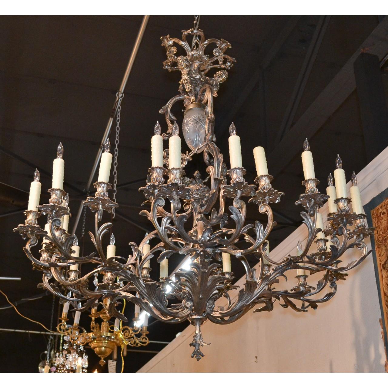 Fine XIX secolo Lampadario in bronzo argentato rococò francese del XIX secolo in vendita