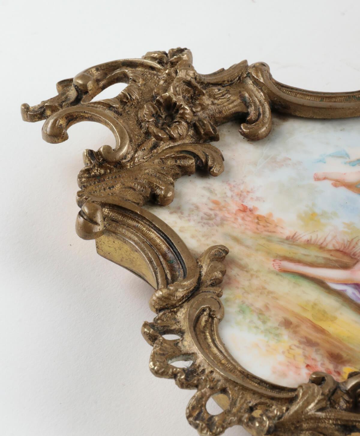 Plat romantique français du 19ème siècle en porcelaine et bronze, signé mil en vente 7