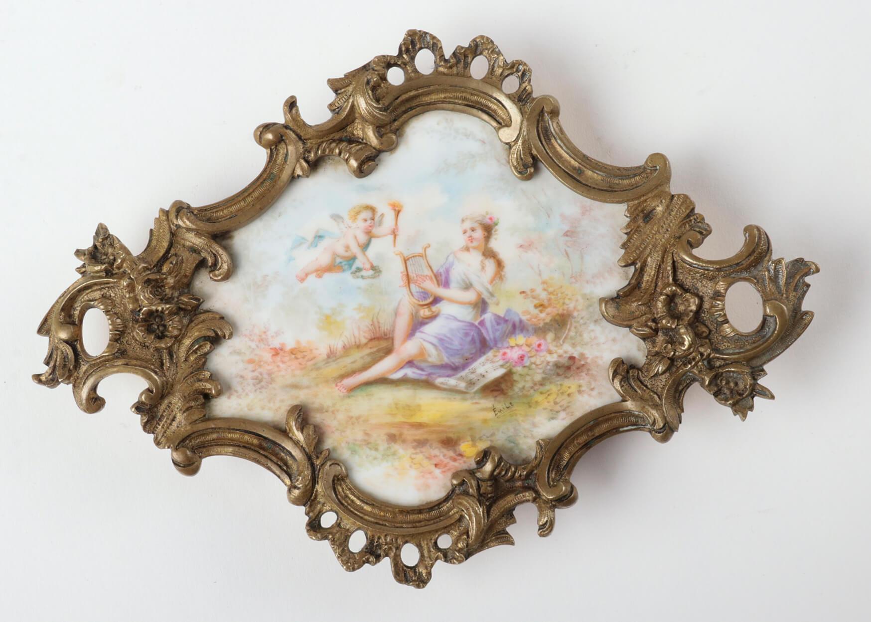 Louis XV Plat romantique français du 19ème siècle en porcelaine et bronze, signé mil en vente