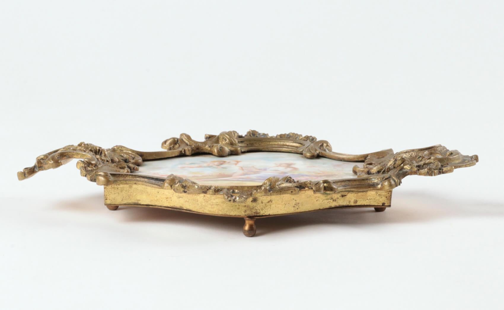 Français Plat romantique français du 19ème siècle en porcelaine et bronze, signé mil en vente
