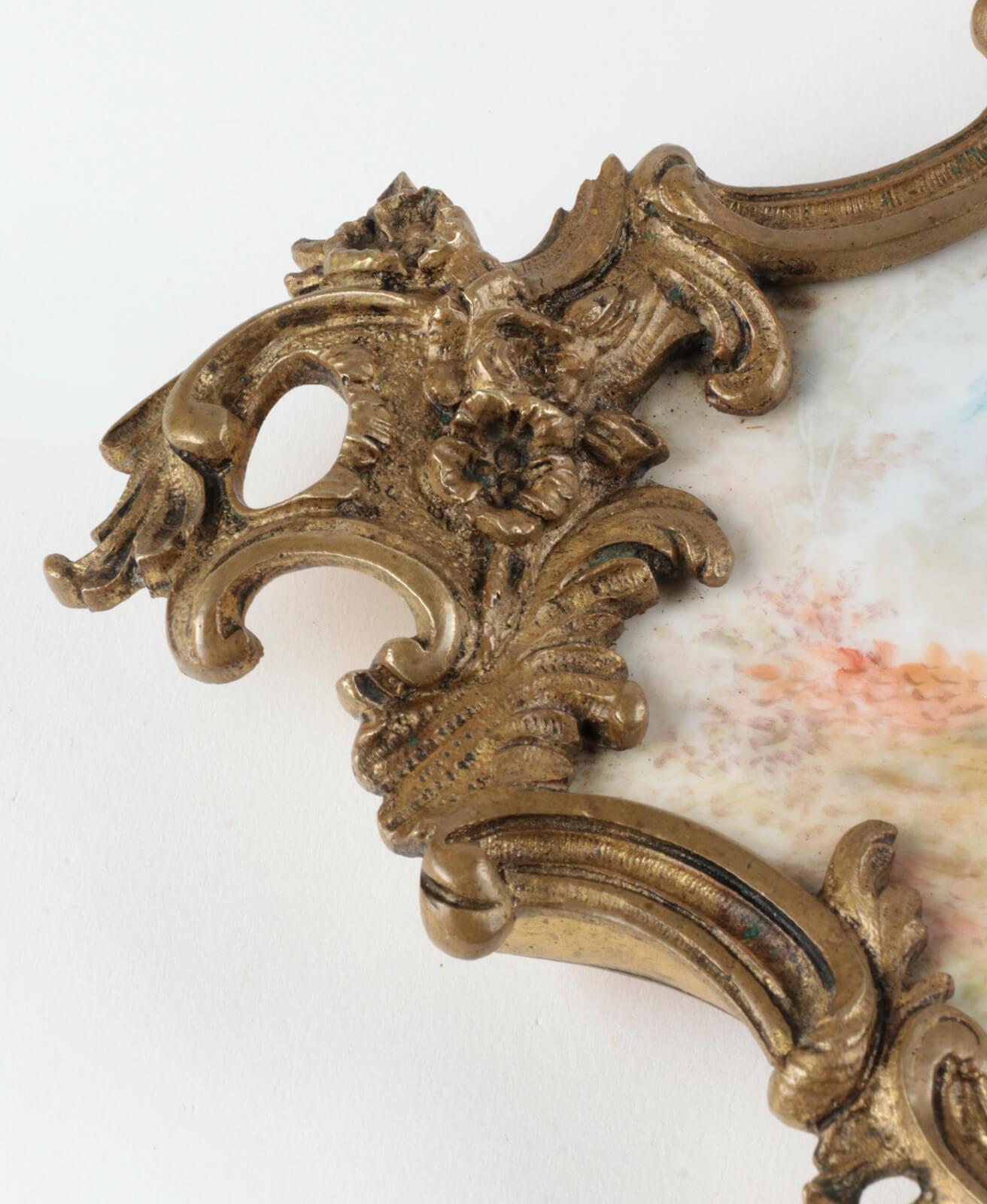 Französische romantische Porzellan- und Bronzeschale aus dem 19. Jahrhundert, signiert mil (Spätes 19. Jahrhundert) im Angebot